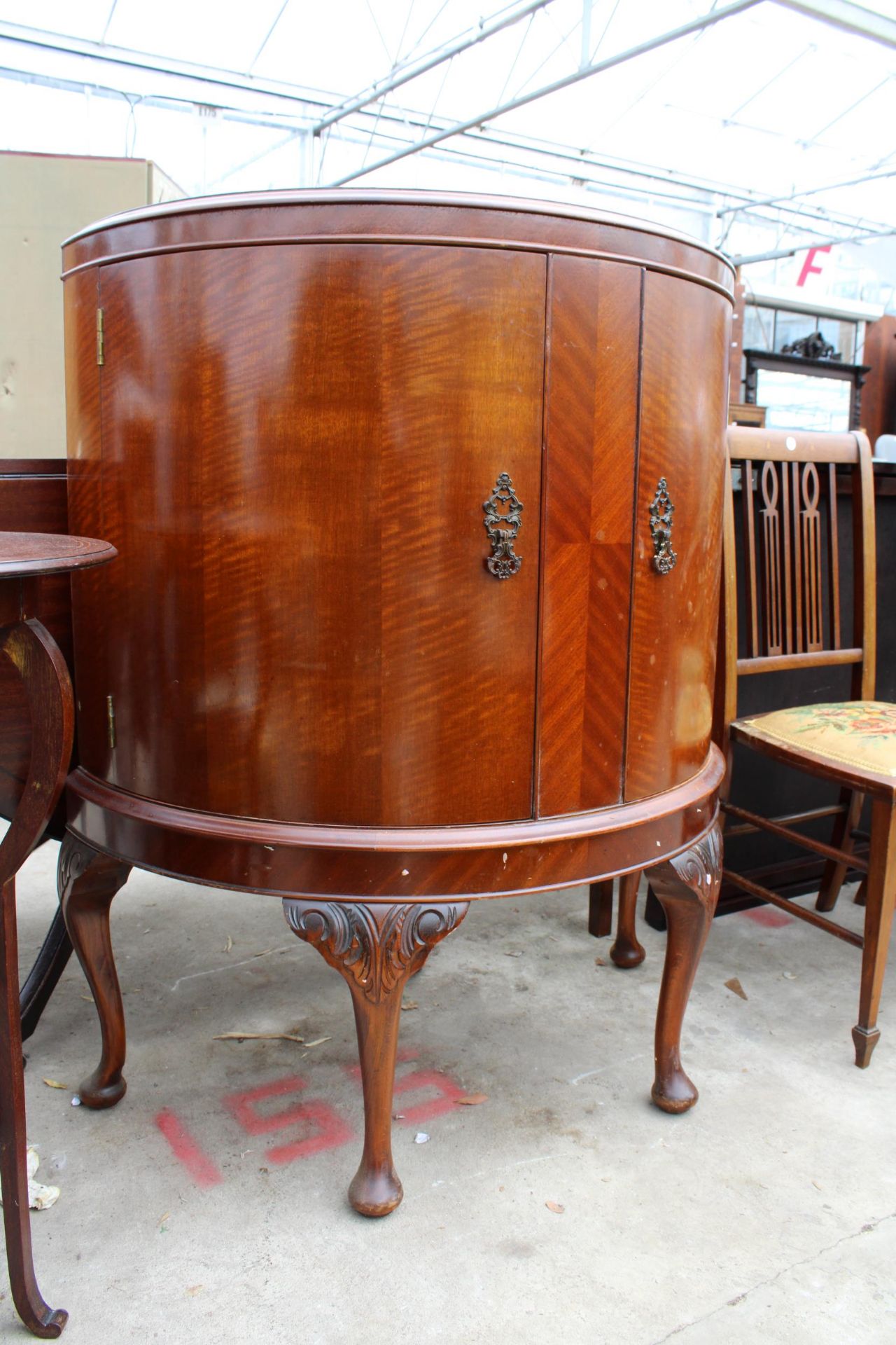 A MID 20TH CENTURY MAHOGANY BOW FRONTED TWO DOOR CABINET ON CABRIOLE LEGS 30" WIDE - Bild 3 aus 3