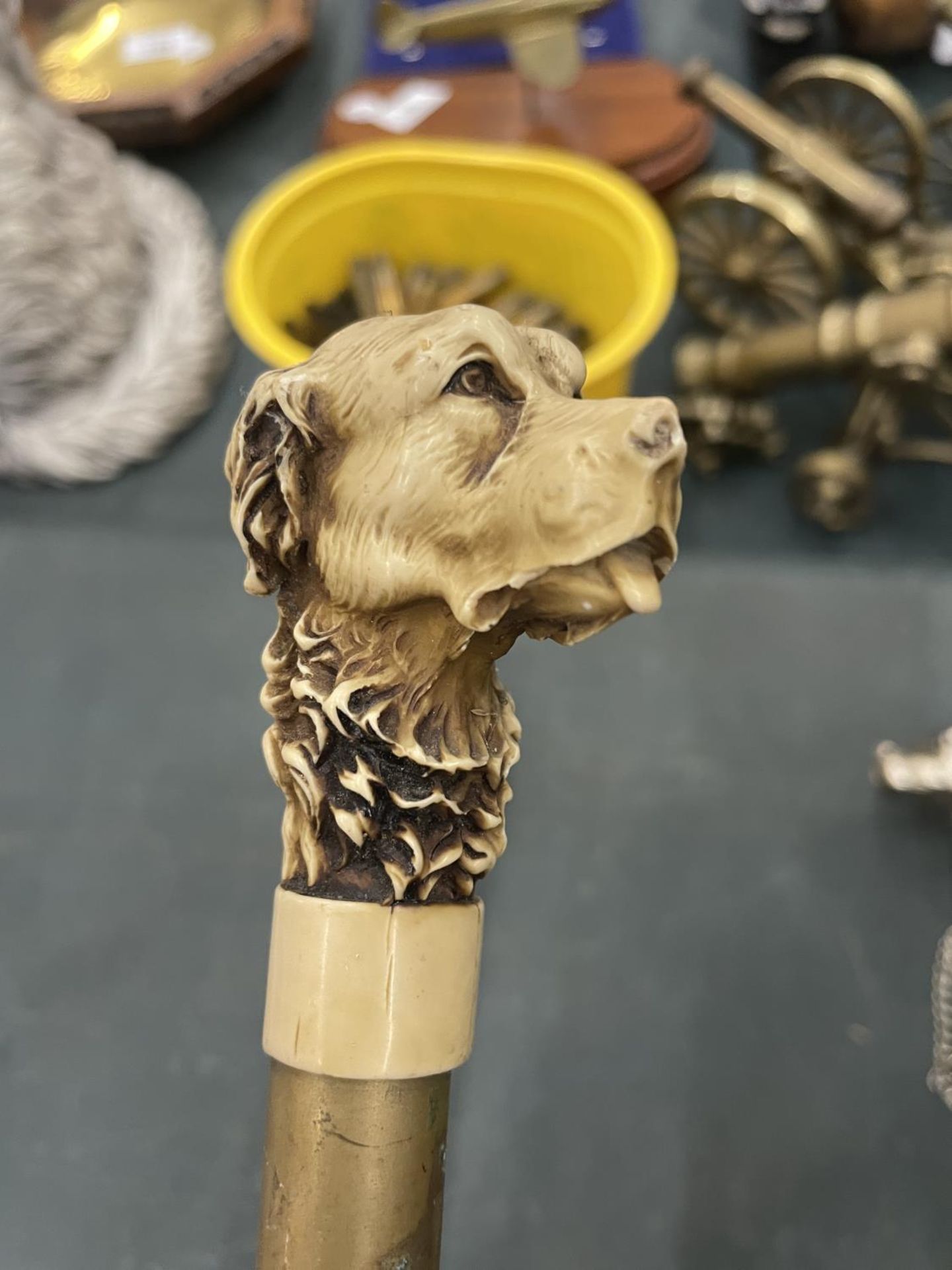 TWO CARVED DOG HEAD WALKING STICKS AND A WHITE METAL DOG HEAD SHOE HORN - Bild 4 aus 5