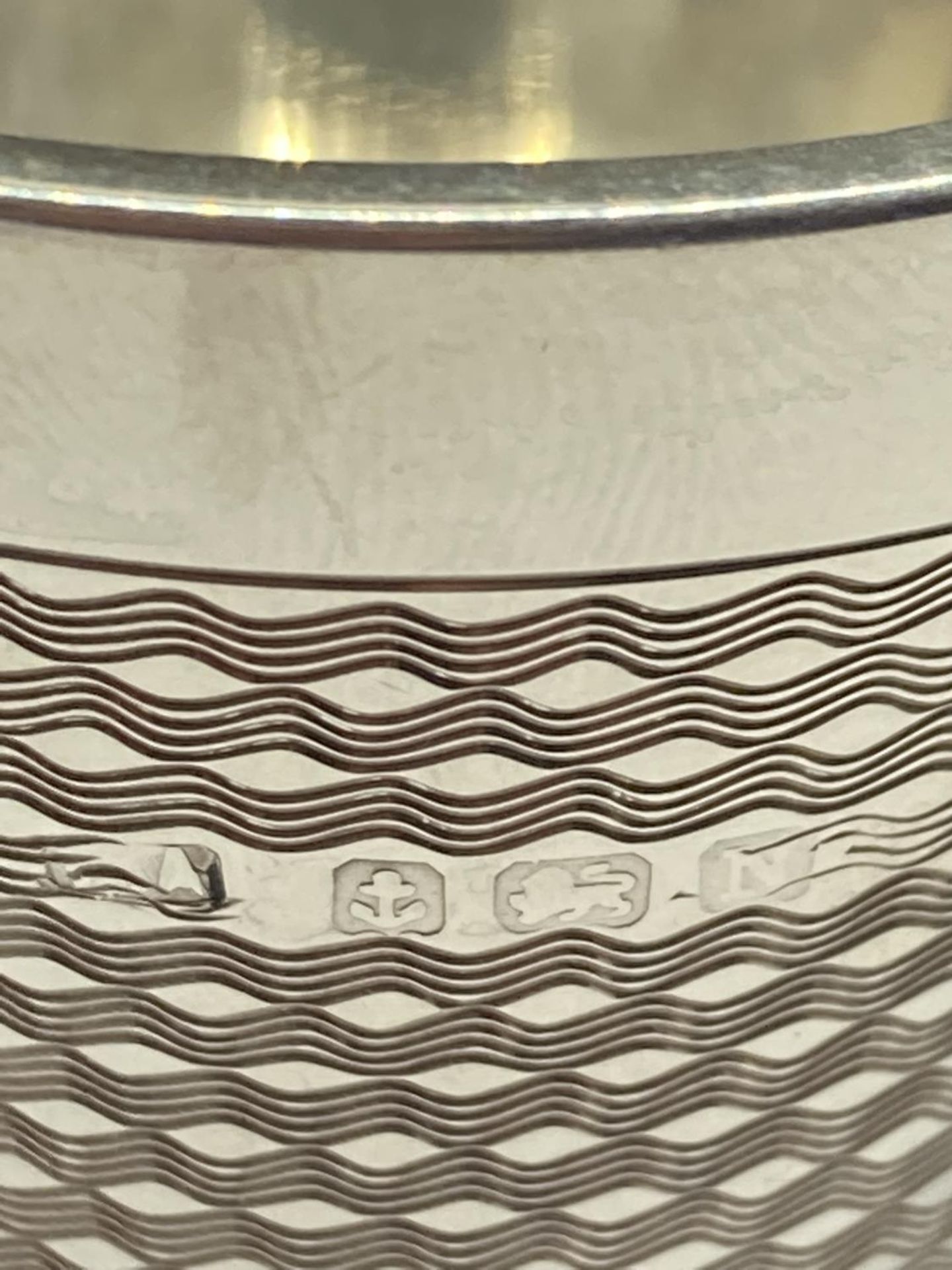 A HALLMARKED BIRMINGHAM SILVER CUP GROSS WEIGHT 75.5 GRAMS (ENGRAVED) - Bild 4 aus 4