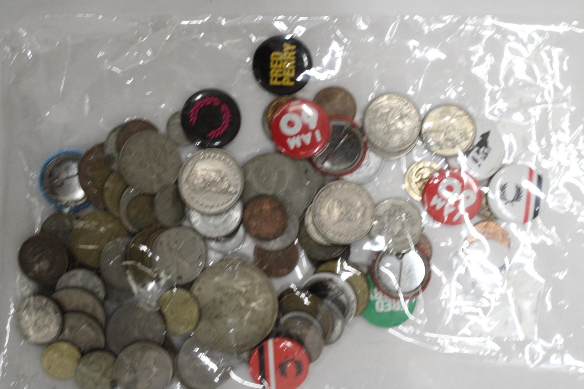 A COLLECTION OF VINTAGE FOREIGN COINS AND BADGES - Bild 4 aus 6
