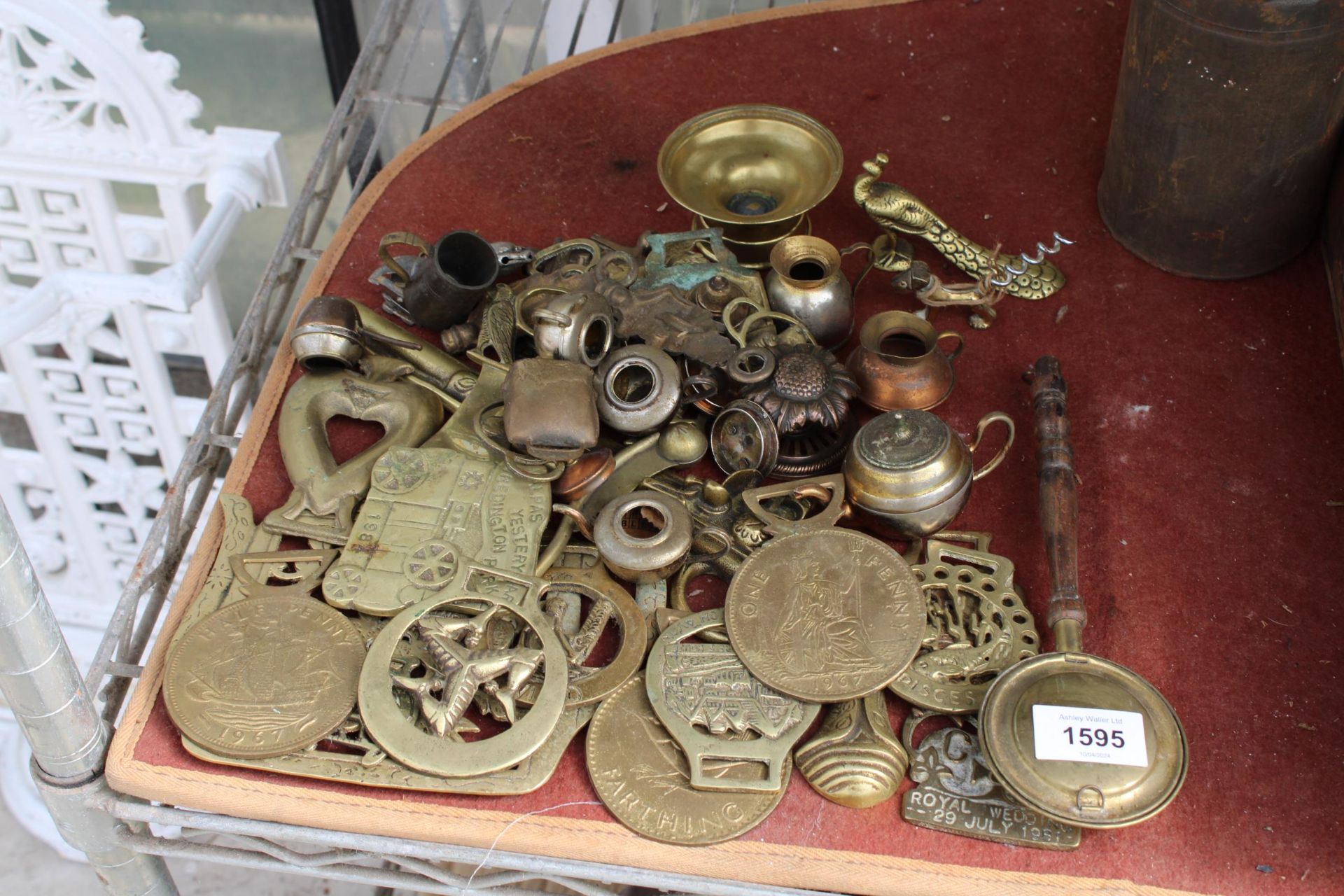 AN ASSORTMENT OF VINTAGE BRASS ITEMS TO INCLUDE MINIATURE JUGS, HORSE BRASSES AND ANIMAL FIGURES ETC