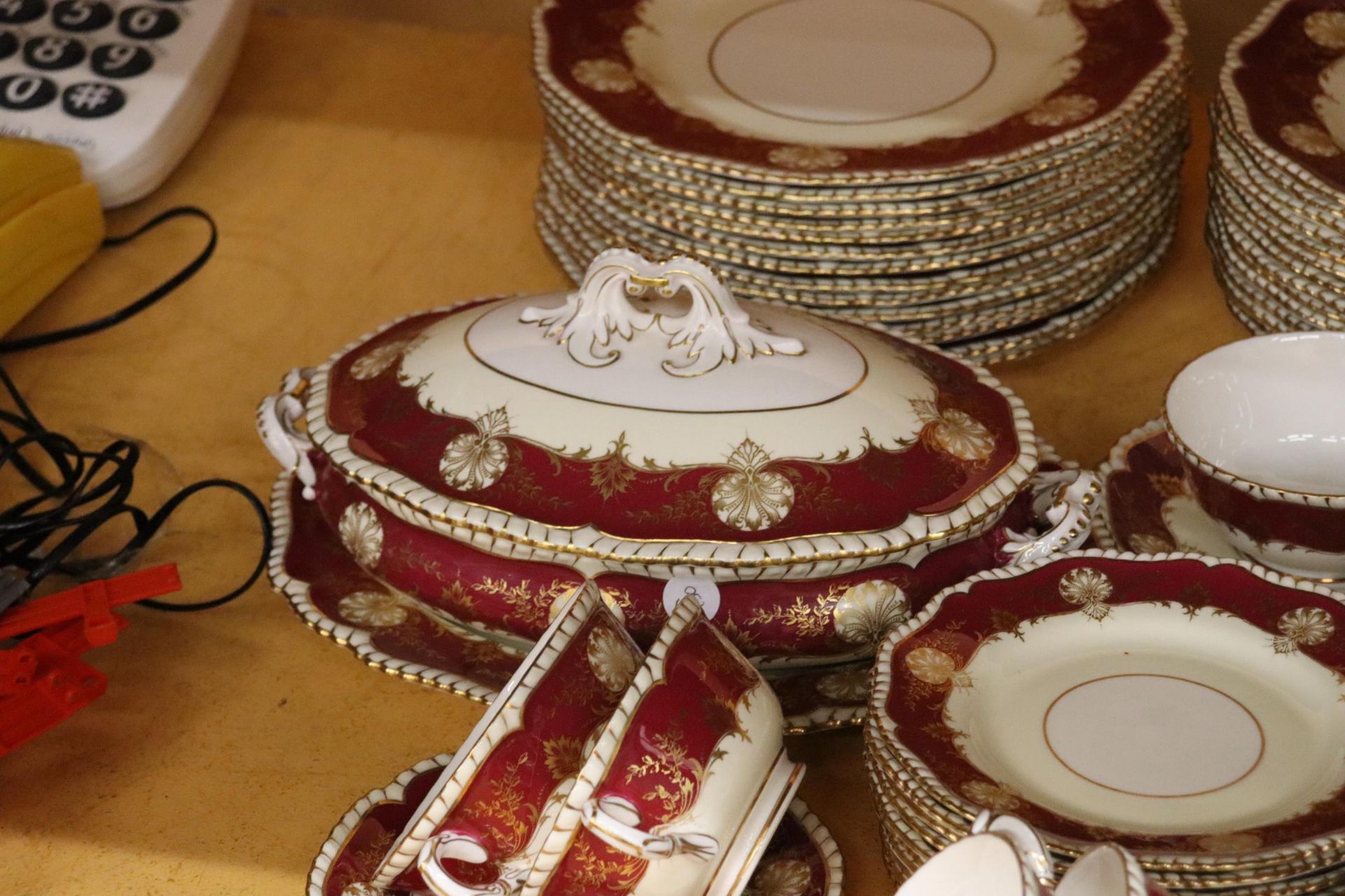 AN EIGHTY EIGHT PIECE ROYAL WORCESTER HATFIELD RED DINNER SERVICE GOLD SHELLS AND LEAVES WITH A - Image 3 of 7