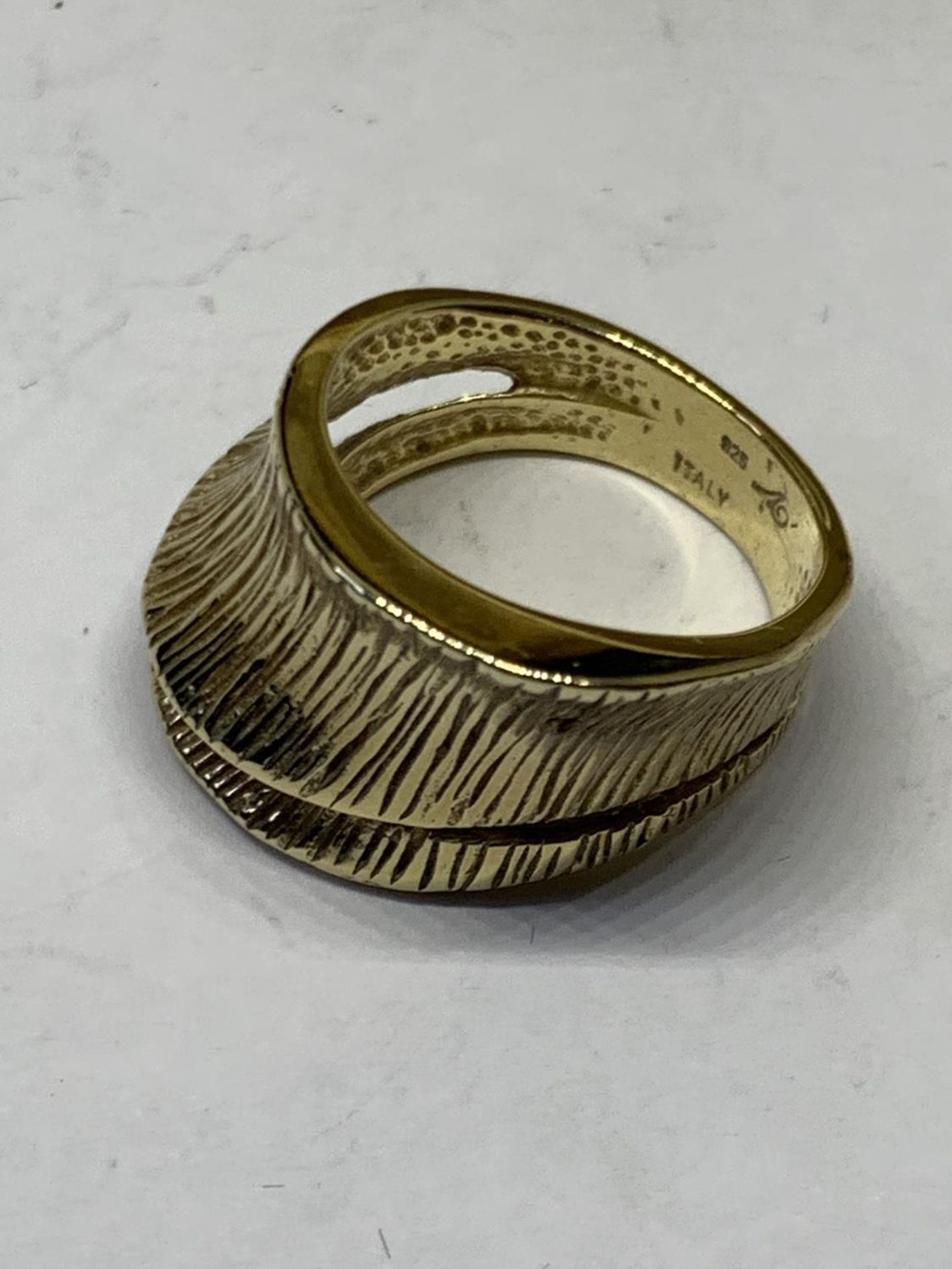 A SILVER GILT RING - Image 2 of 3