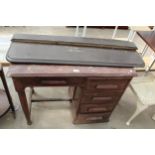 AN EARLY 20TH CENTURY OAK SINGLE PEDESTAL DESK ENCLOSING FIVE DRAWERS AND A SLIDE 36" X 21"