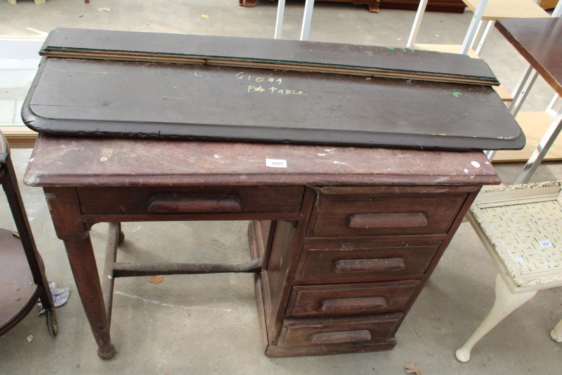 AN EARLY 20TH CENTURY OAK SINGLE PEDESTAL DESK ENCLOSING FIVE DRAWERS AND A SLIDE 36" X 21"