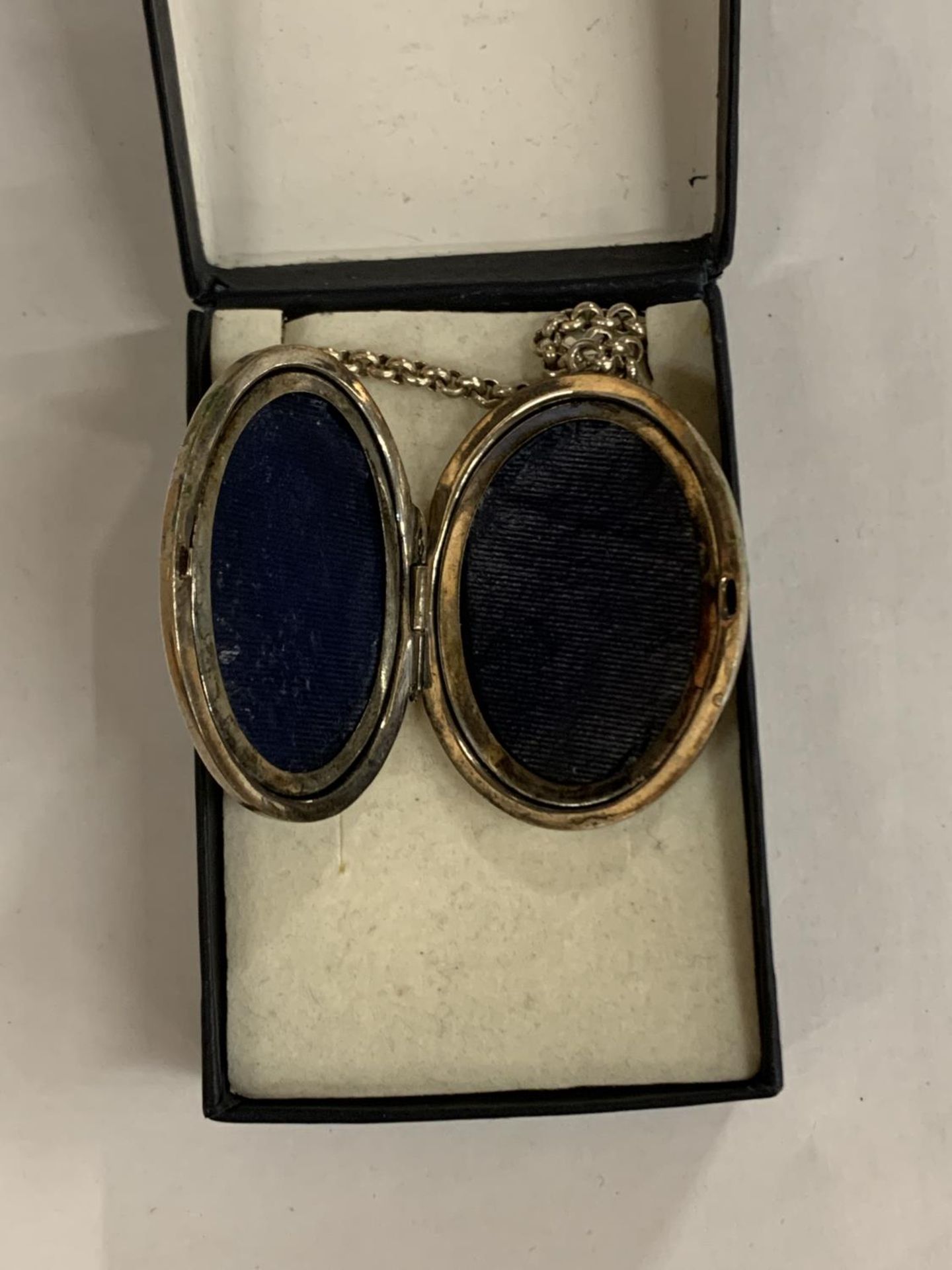 A SILVER OVAL LOCKET IN A PRESENTATION BOX - Image 3 of 4