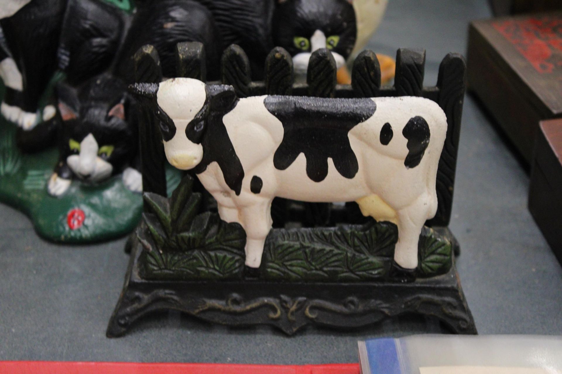 THREE CAST IRON ITEMS TO INCLUDE A LETTER RACK WITH COW DECORATION, PLUS DUCK AND CAT DOOR STOPS - Image 3 of 5