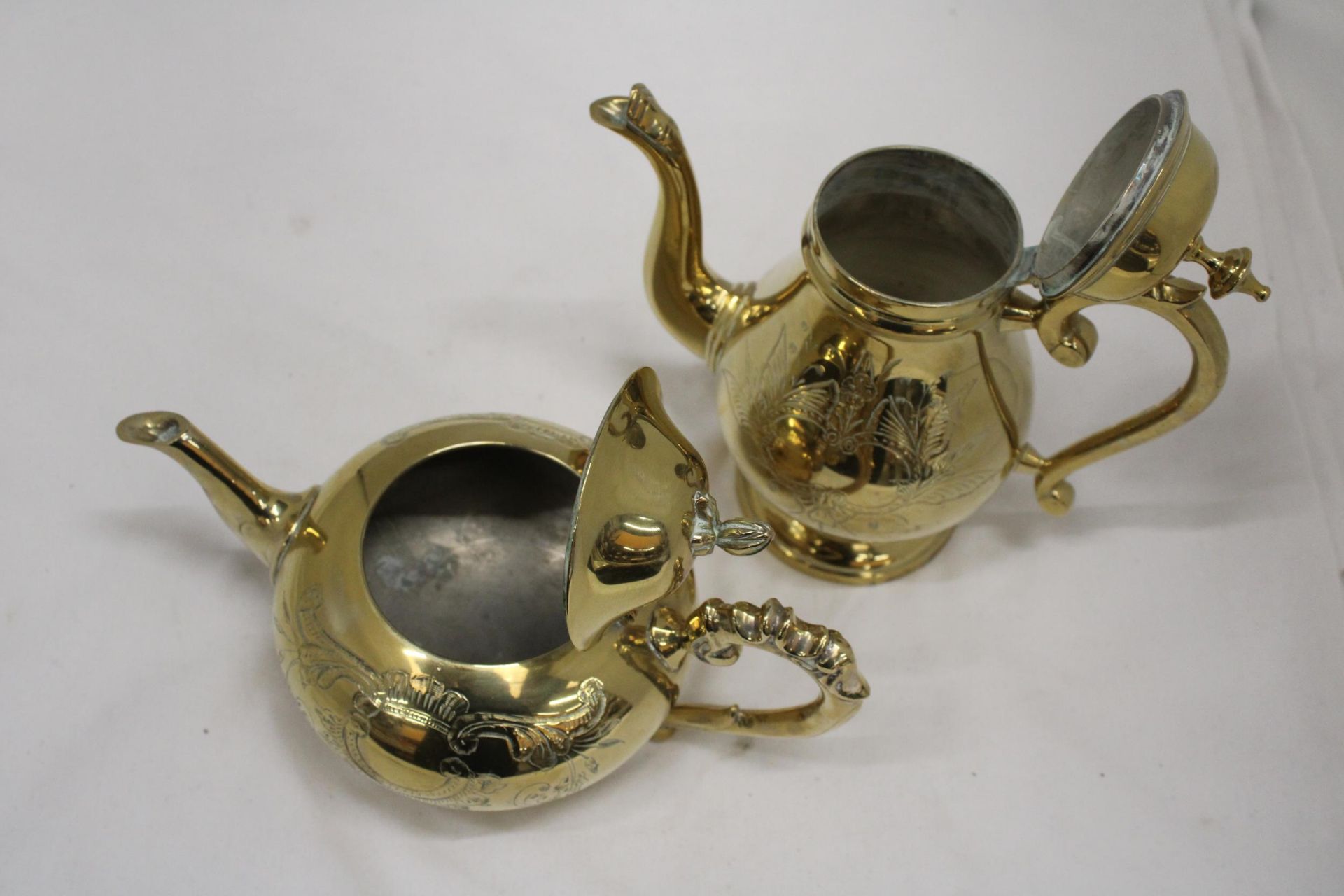 A SILVER PLATED TEA POT AND COFFEE POT - Image 5 of 6