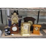 AN ASSORTMENT OF VINTAGE CLOCKS TO INCLUDE A CERAMIC MANTLE CLOCK, AN ANIVERSARY CLOCK AND A