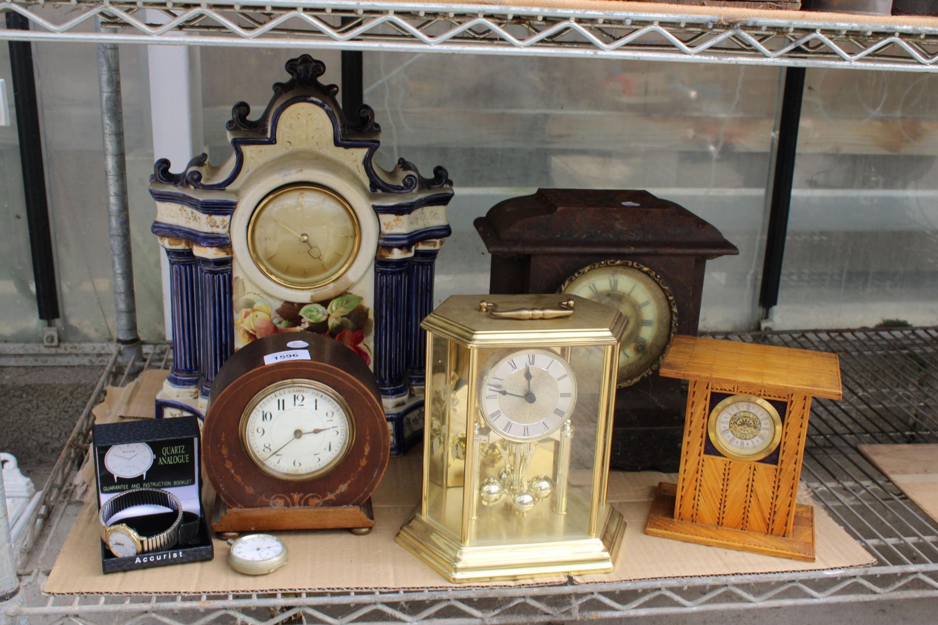 AN ASSORTMENT OF VINTAGE CLOCKS TO INCLUDE A CERAMIC MANTLE CLOCK, AN ANIVERSARY CLOCK AND A