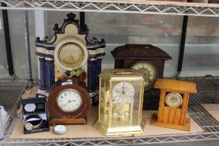 AN ASSORTMENT OF VINTAGE CLOCKS TO INCLUDE A CERAMIC MANTLE CLOCK, AN ANIVERSARY CLOCK AND A