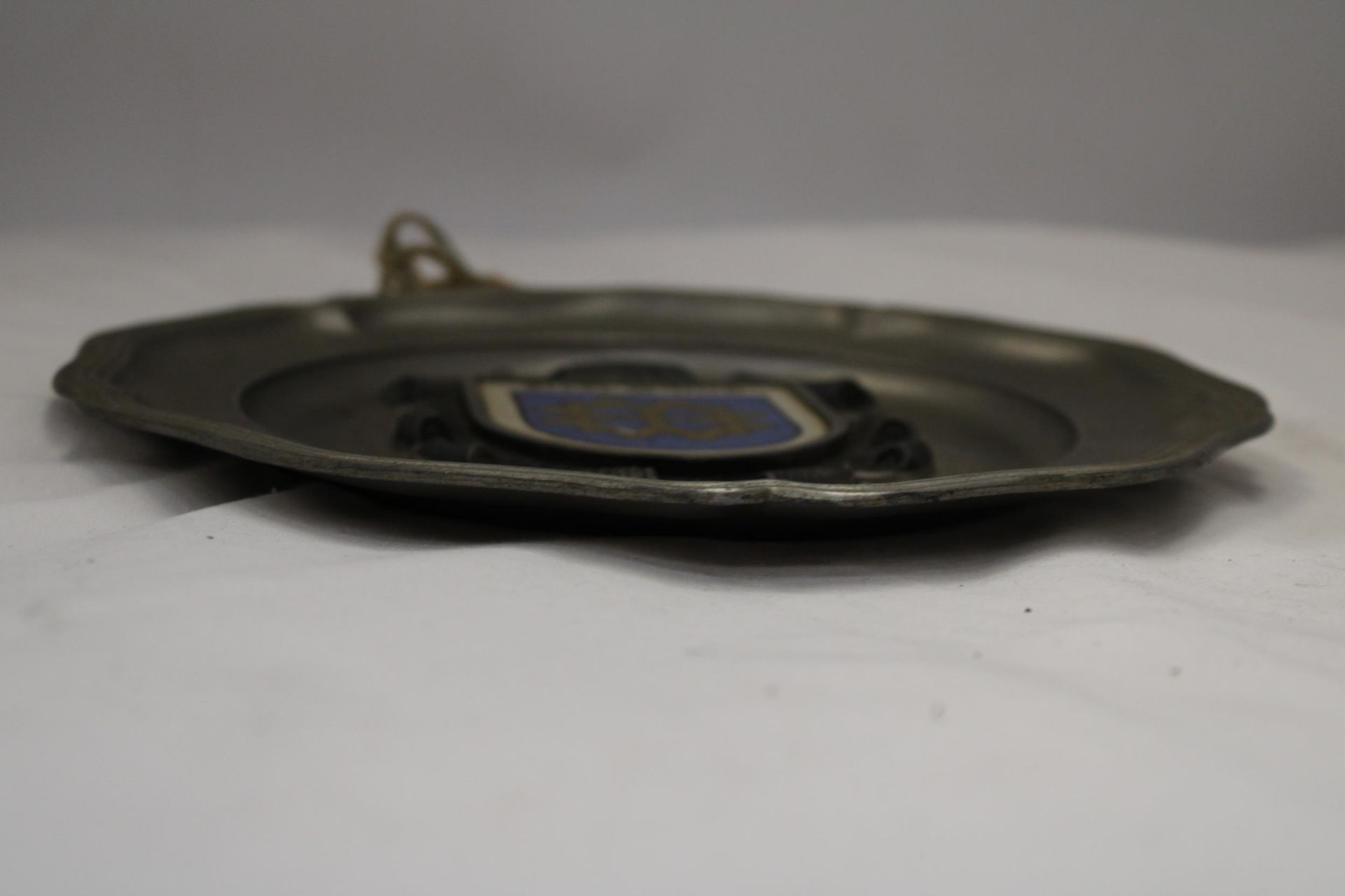 A VINTAGE PEWTER TRAY AND A UNITED STATES NAVY SPOON - Bild 7 aus 7