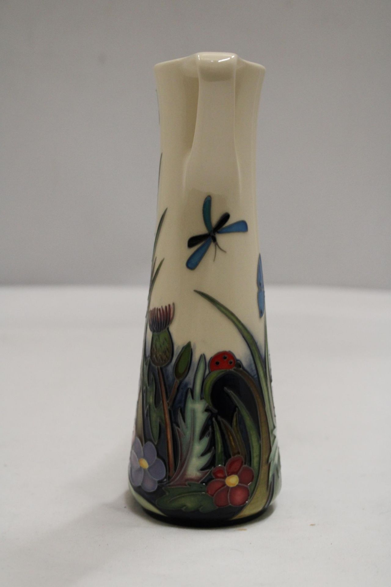 A MOORCROFT POTTERY JUG - SIGNED - 18.5 CM - Image 5 of 5