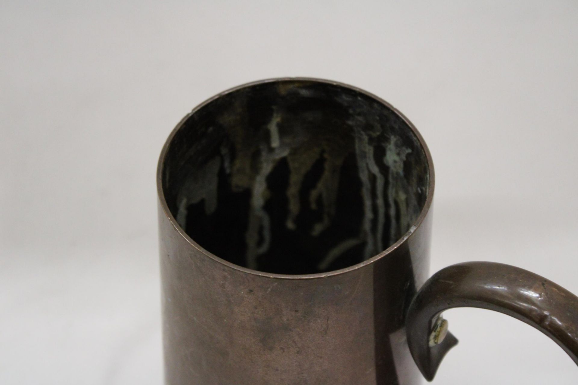 A VERY HEAVY VINTAGE COPPER TANKARD - Image 6 of 6