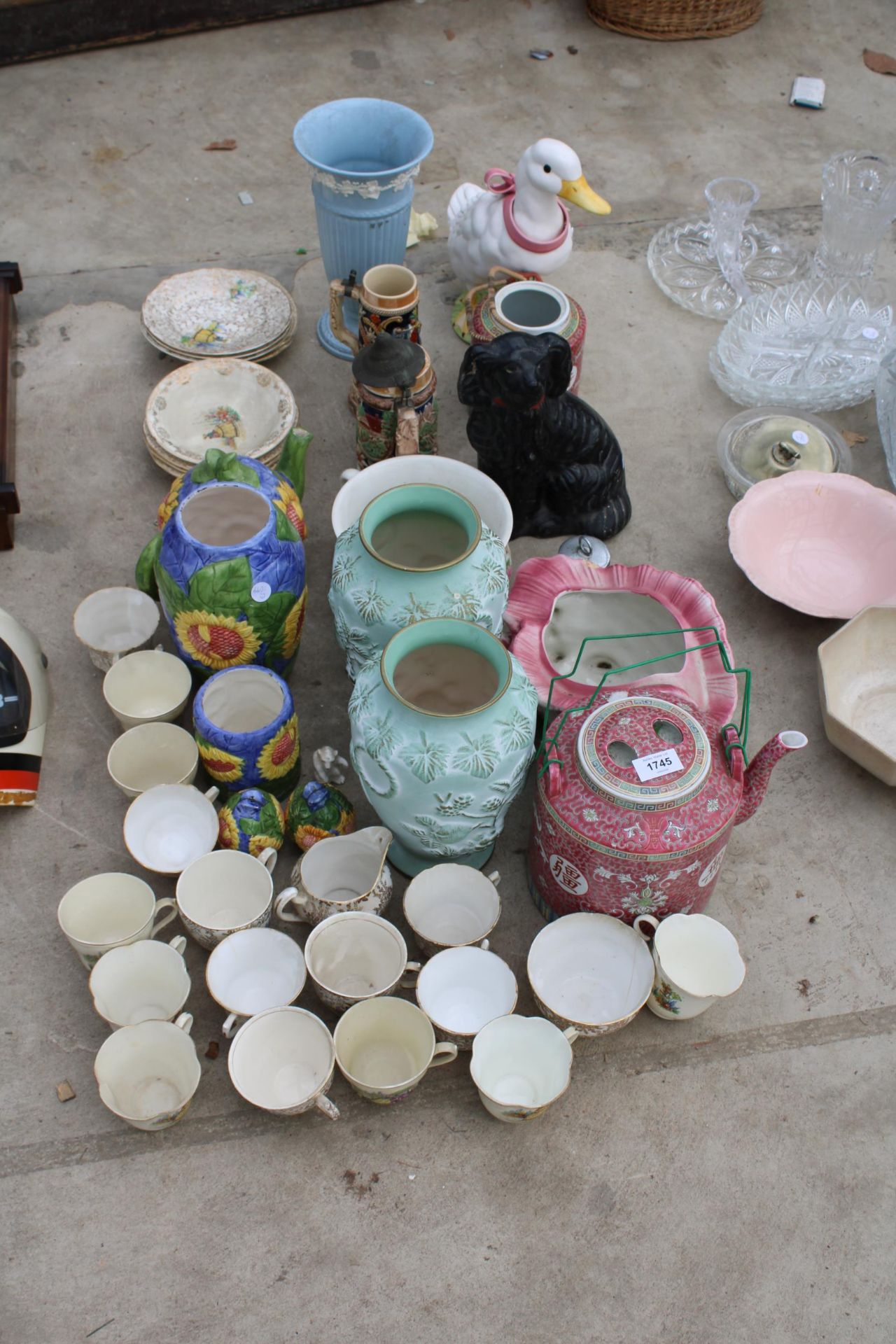 AN ASSORTMENT OF ITEMS TO INCLUDE A WEDGWOOD QUEENS WARE VASE, AN ORIENTAL STYLE TEAPOT AND CUPS ETC