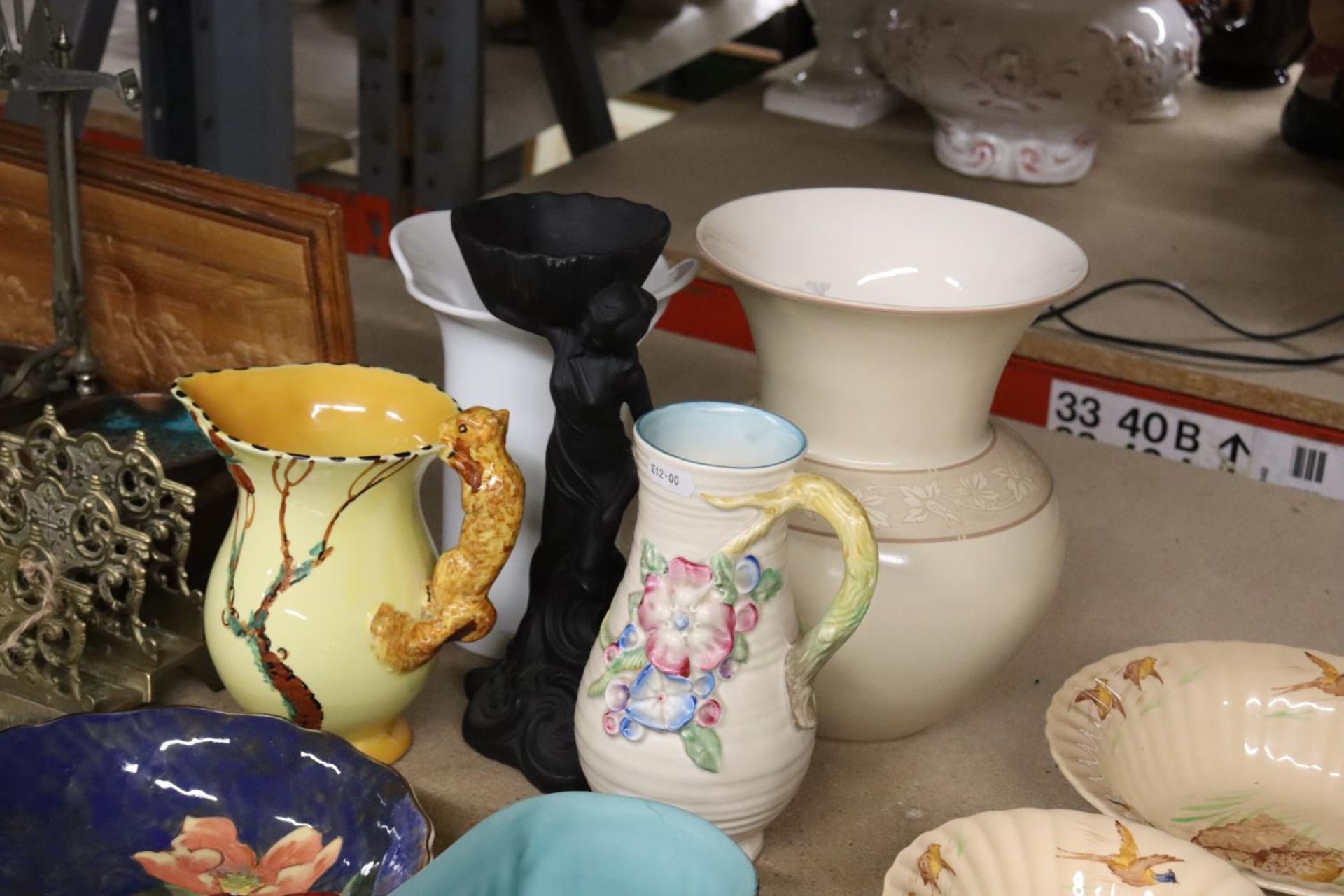 VARIOUS CERAMICS TO INCLUDE A ROYAL DOULTON BOWL AND A BURLEIGHWARE JUG ETC - Image 5 of 5