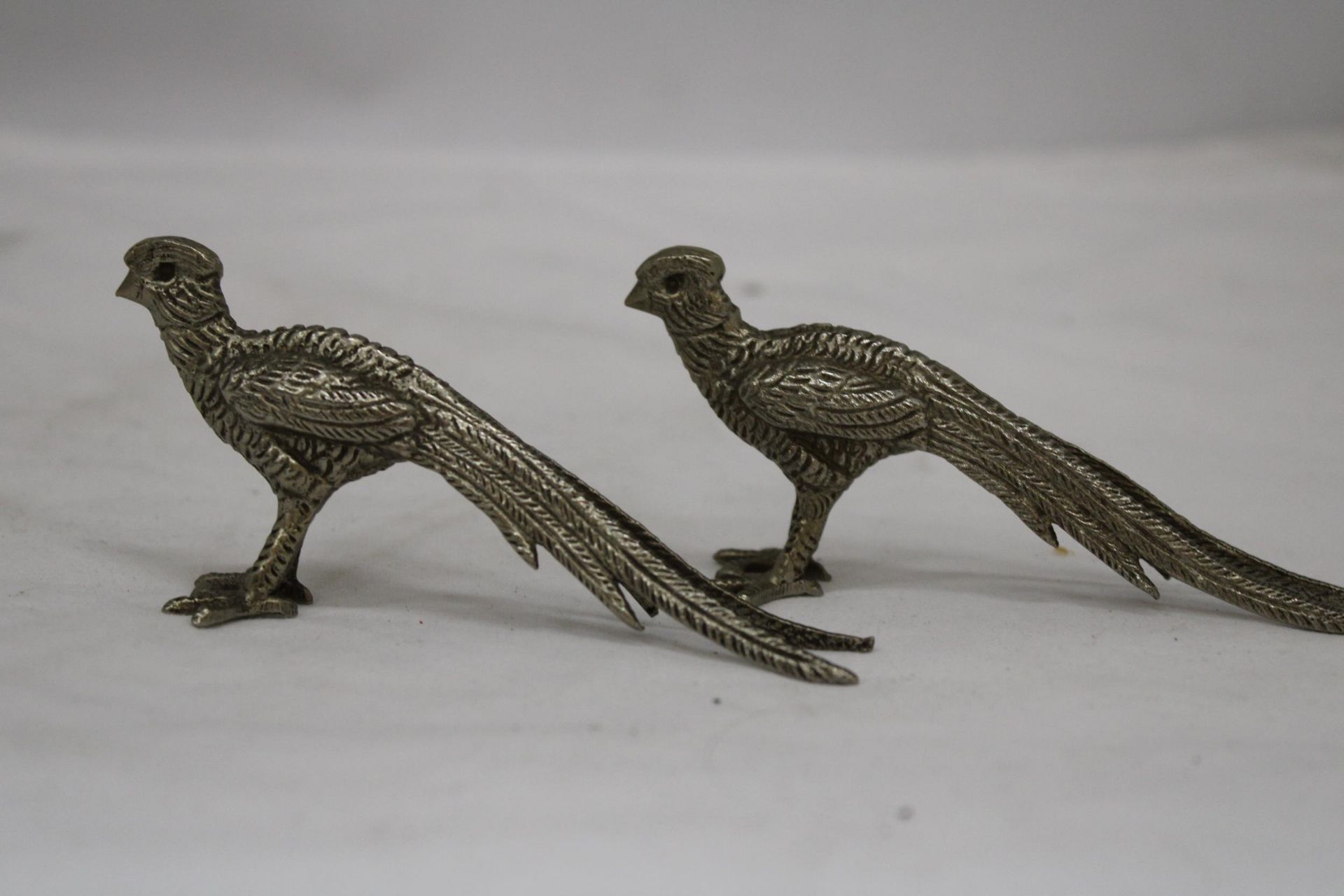 A SMALL PAIR OF WHITE METAL PHEASANTS, HEIGHT 5CM, LENGTH 11CM - Bild 2 aus 5