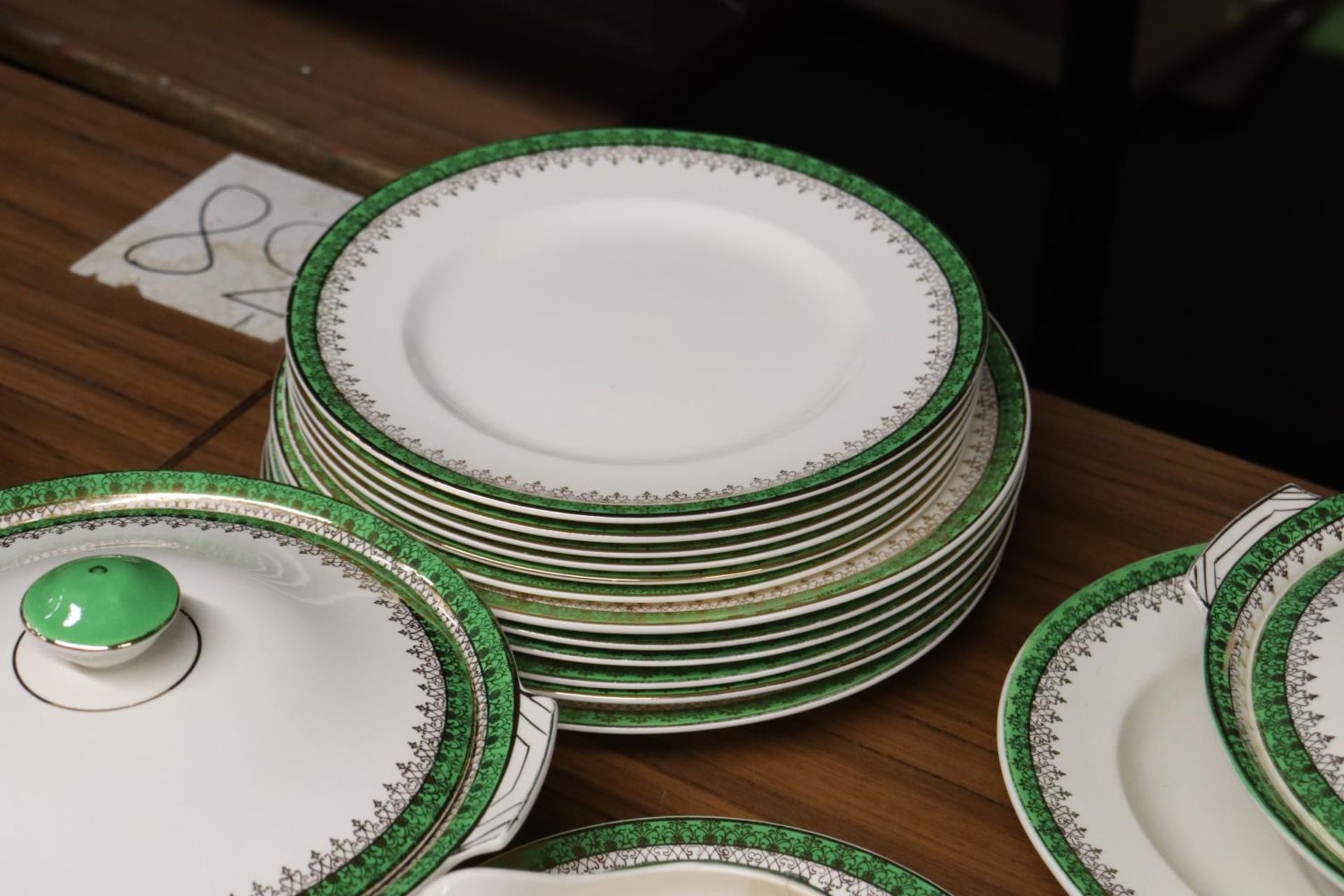 A QUANTITY OF VINTAGE ALFRED MEAKIN DINNERWARE TO INCLUDE, SERVING TUREENS, A SERVING PLATE, SAUCE - Bild 2 aus 4