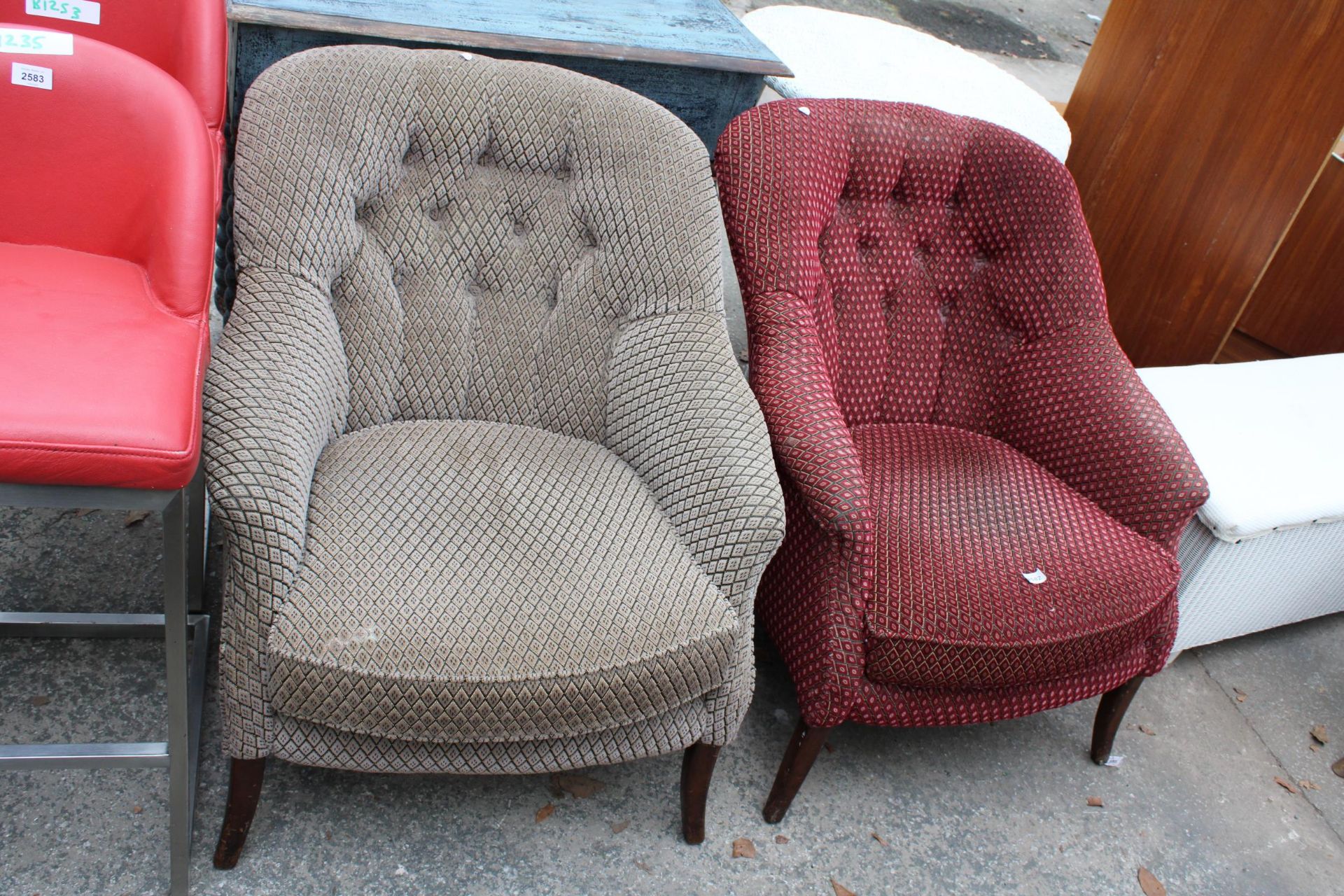 A PAIR OF VICTORIAN STYLE BUTTON BACK LOUNGE CHAIRS