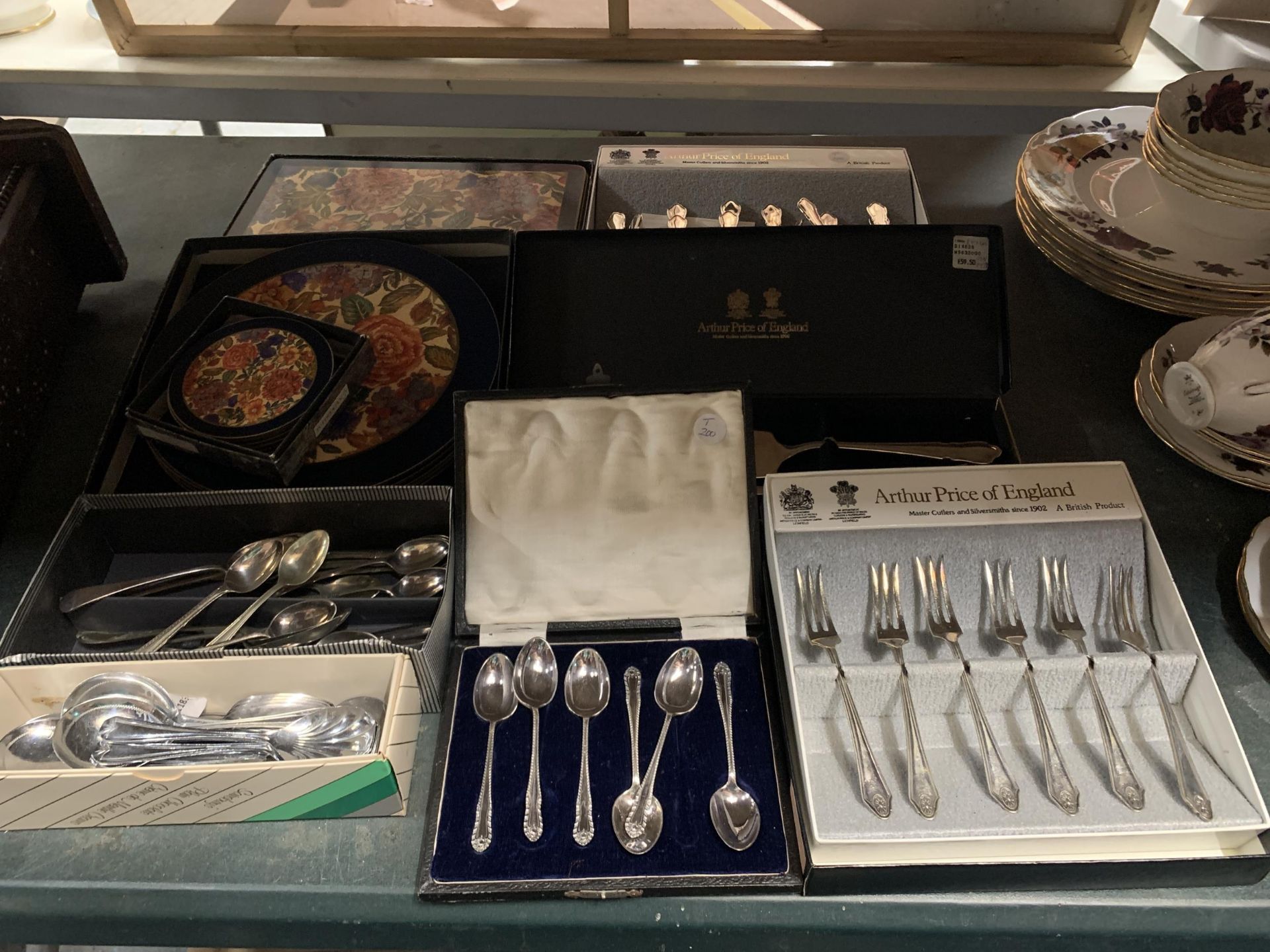 A MIXED LOT OF BOXED FLATWARE TO INCLUDE "AUTHUR PRICE OF ENGLAND" WITH FUTHER BOXED PLACEMATS AND