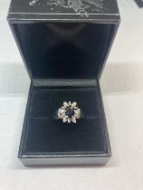 AN 18 CARAT WHITE GOLD RING WITH SAPHHIRE AND DIAMONDS SIZE H/I