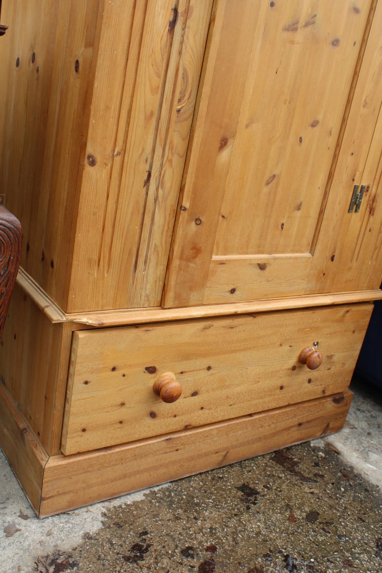 A MODERN PINE SINGLE DOOR WARDROBE WITH DRAWER TO BASE, 38" WIDE - Image 3 of 4