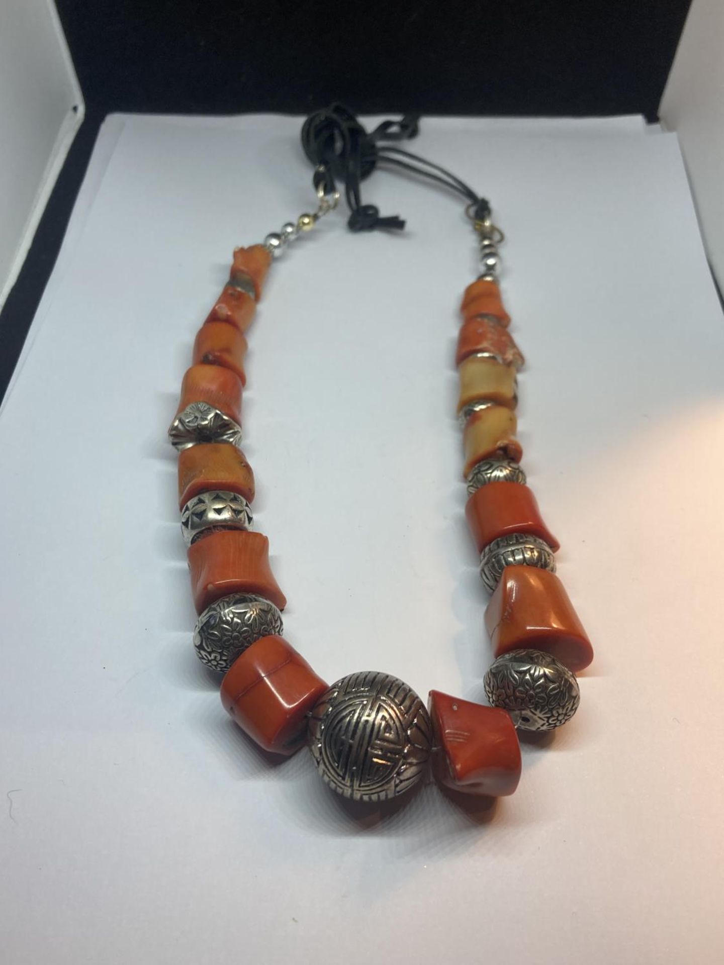 A HEAVY CORAL AND WHITE METAL NECKLACE