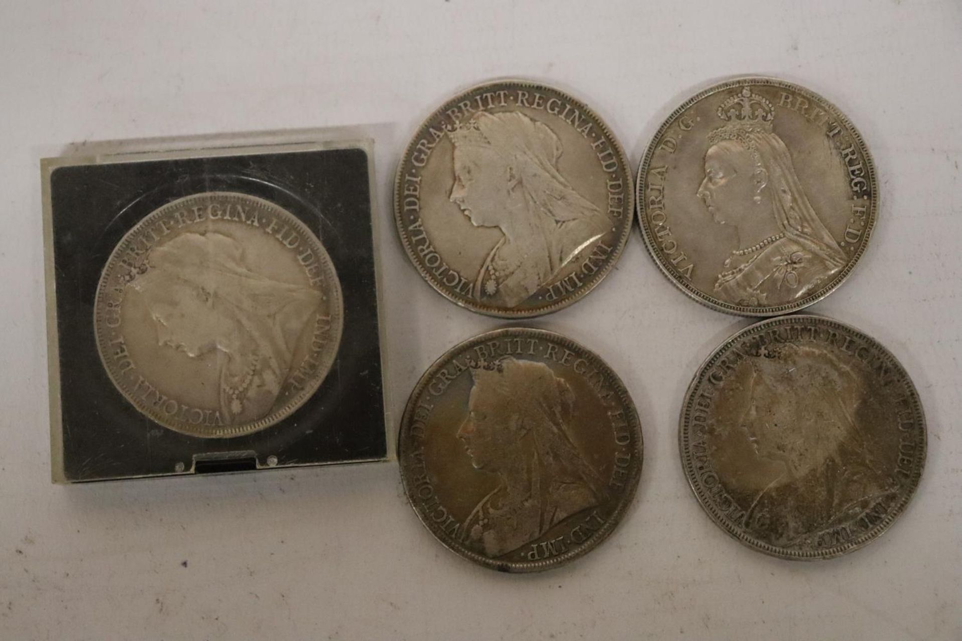 A SELECTION OF 5 QUEEN VICTORIA SILVER CROWNS DATED : 1893 X 2, 1898, 1899 & 1900 - Image 2 of 5