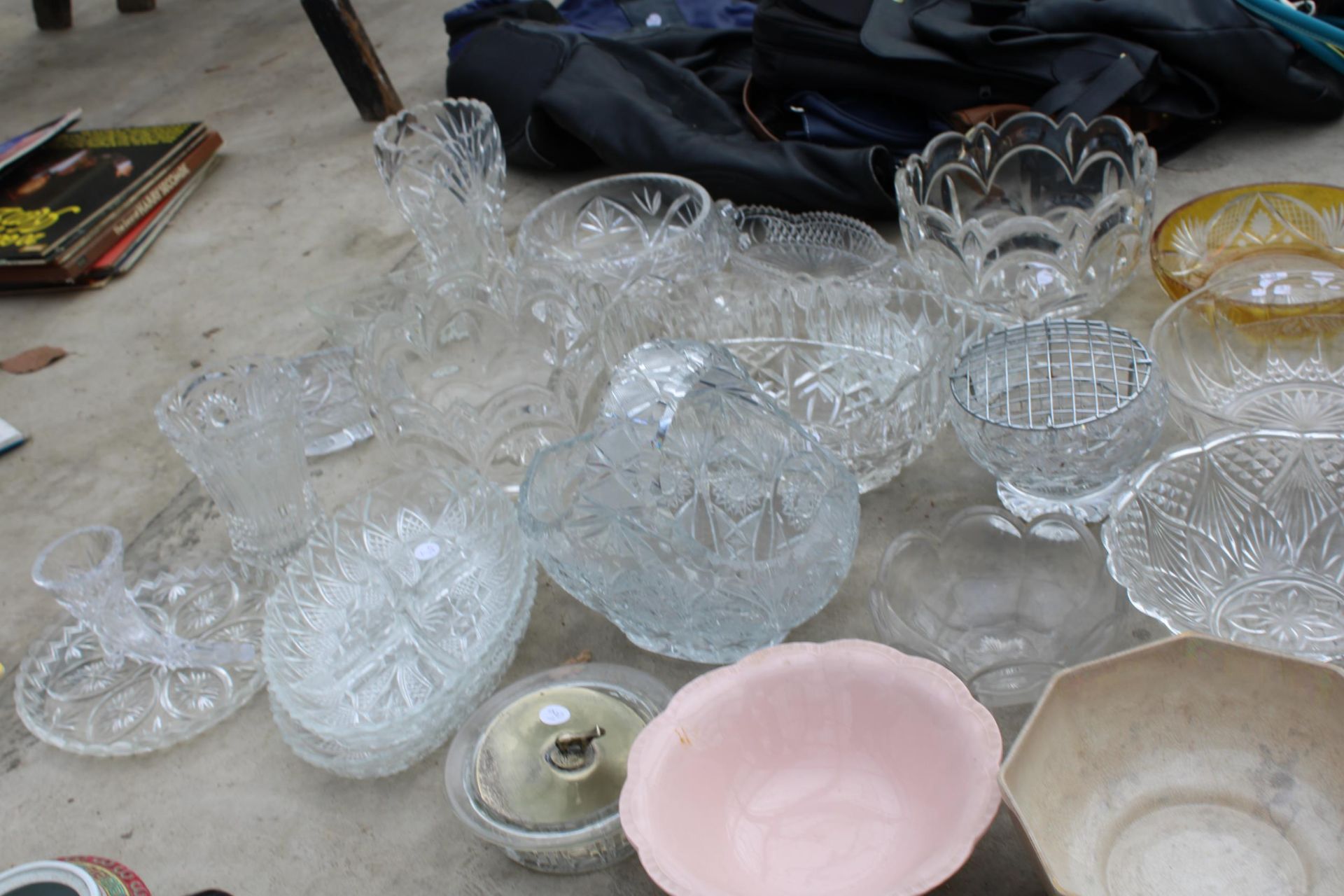 A LARGE ASSORTMENT OF GLASS WARE AND CERAMICS TO INCLUDE BOWLS, VASES AND POSSIE BASKETS ETC - Image 2 of 2
