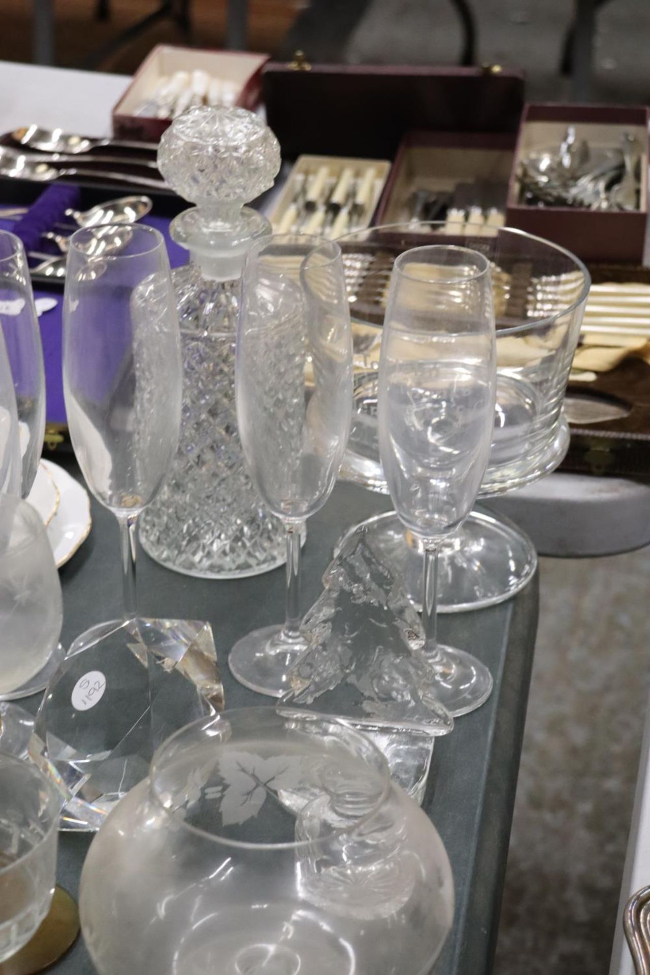 A QUANTITY OF GLASSWARE TO INCLUDE DRINKING GLASSES, PAPERWEIGHT, DECANTER, ETC., - Image 6 of 7