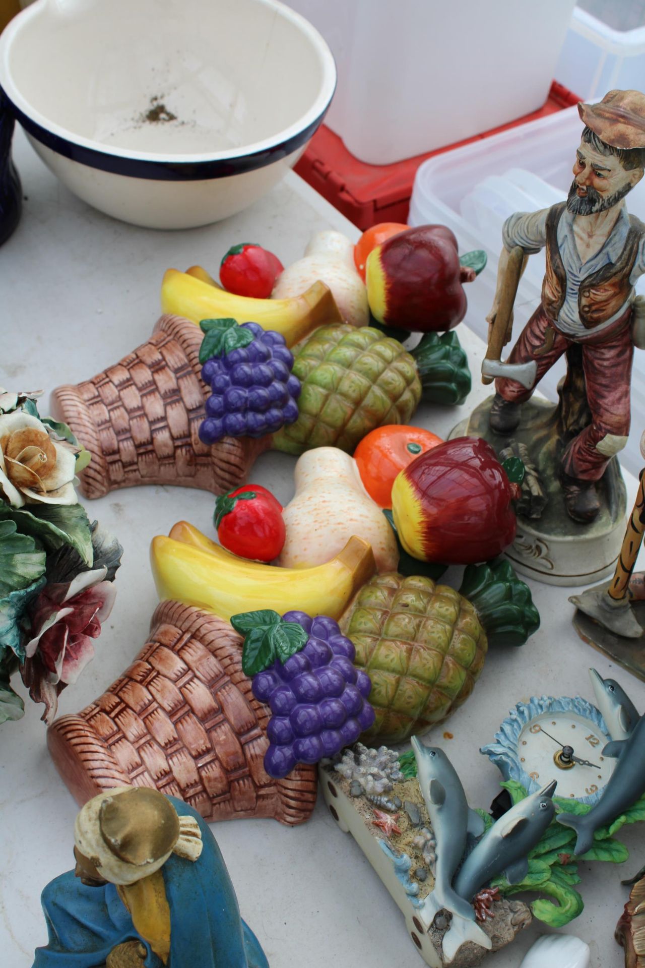 AN ASSORTMENT OF CERAMICS TO INCLUDE BOWLS, FRUIT ND FIGURES (SOME A/F) - Image 3 of 6