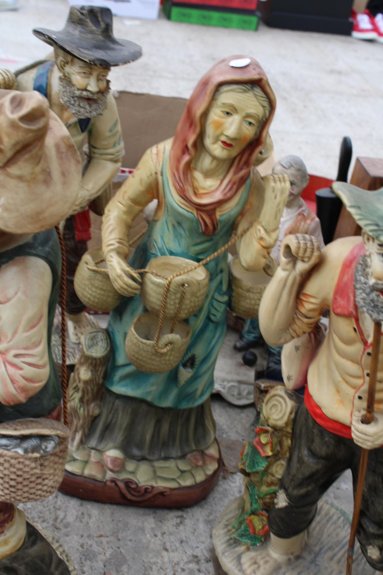 A LARGE ASSORTMENT OF VARIOUS CERAMIC FIGURES - Image 3 of 8
