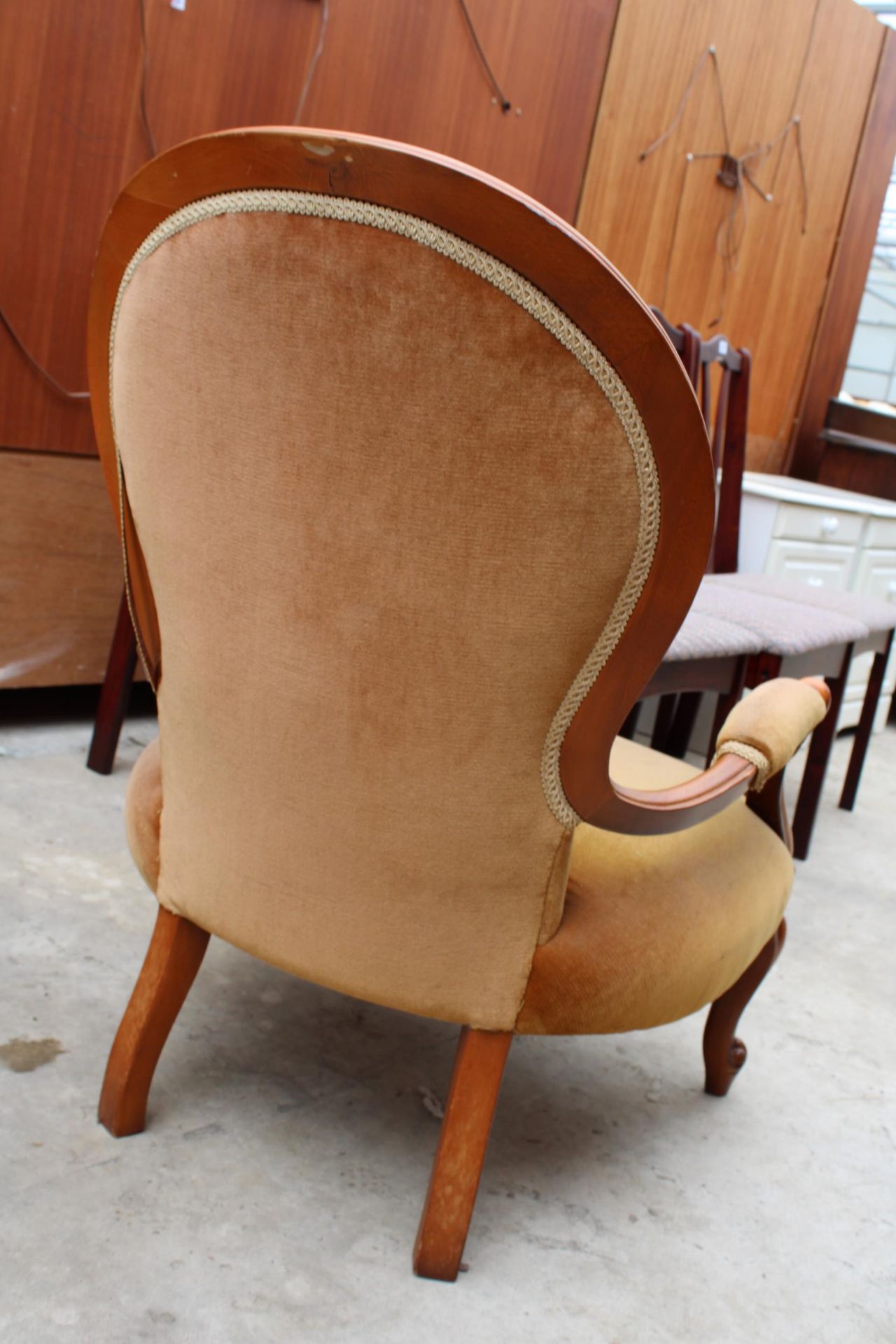 A VICTORIAN STYLE BUTTON SPOON BACK LOUNGE CHAIR WITH SWEPT OPEN ARMS - Image 3 of 3