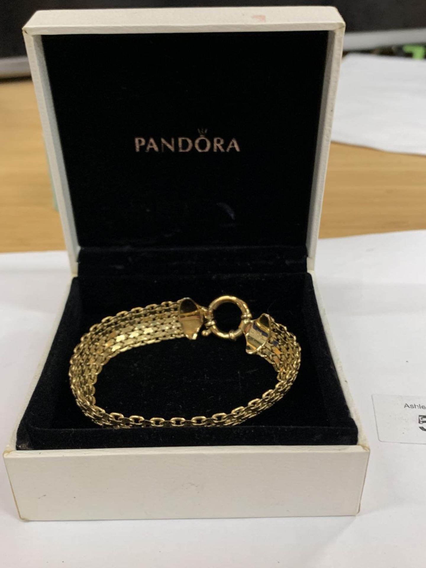 A SILVER GILT BRACELET IN A PRESENTATION BOX