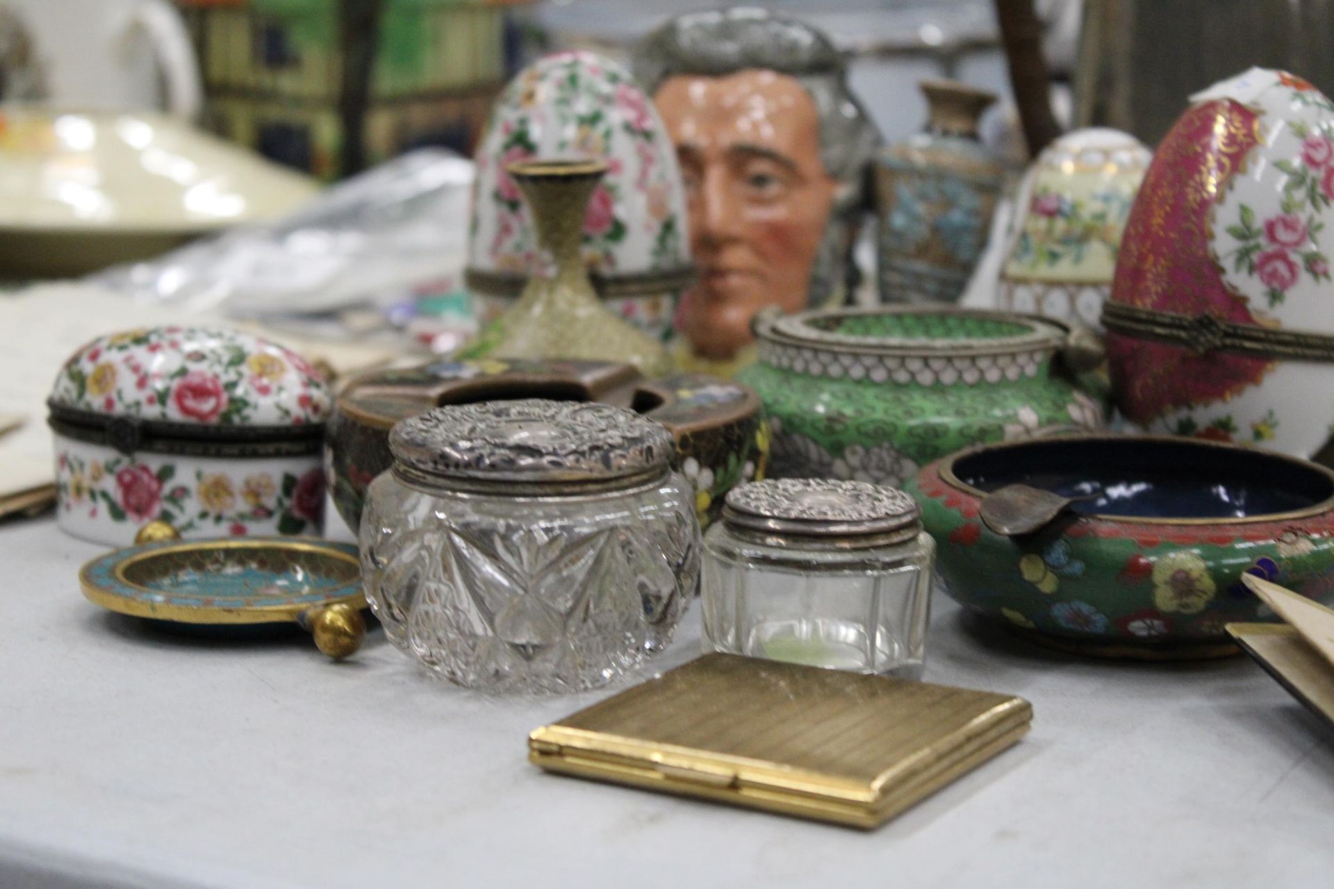 A MIXED LOT TO INCLUDE TWO SILVER LIDDED POTS, CLOISONNE BOWLS, PORCELAIN EGG SHAPED TRINKET - Image 3 of 6