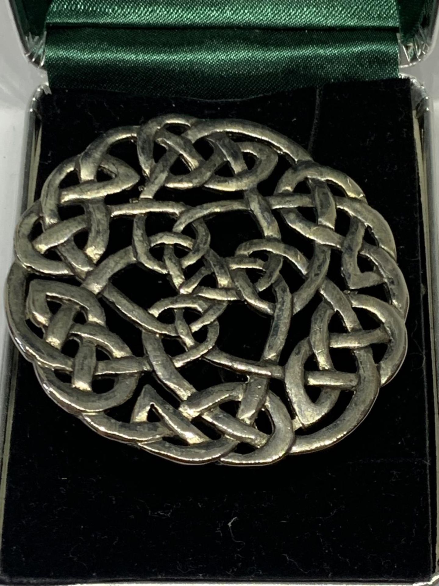 AN IRISH CELTIC BROOCH IN A PRESENTATION BOX - Image 2 of 3