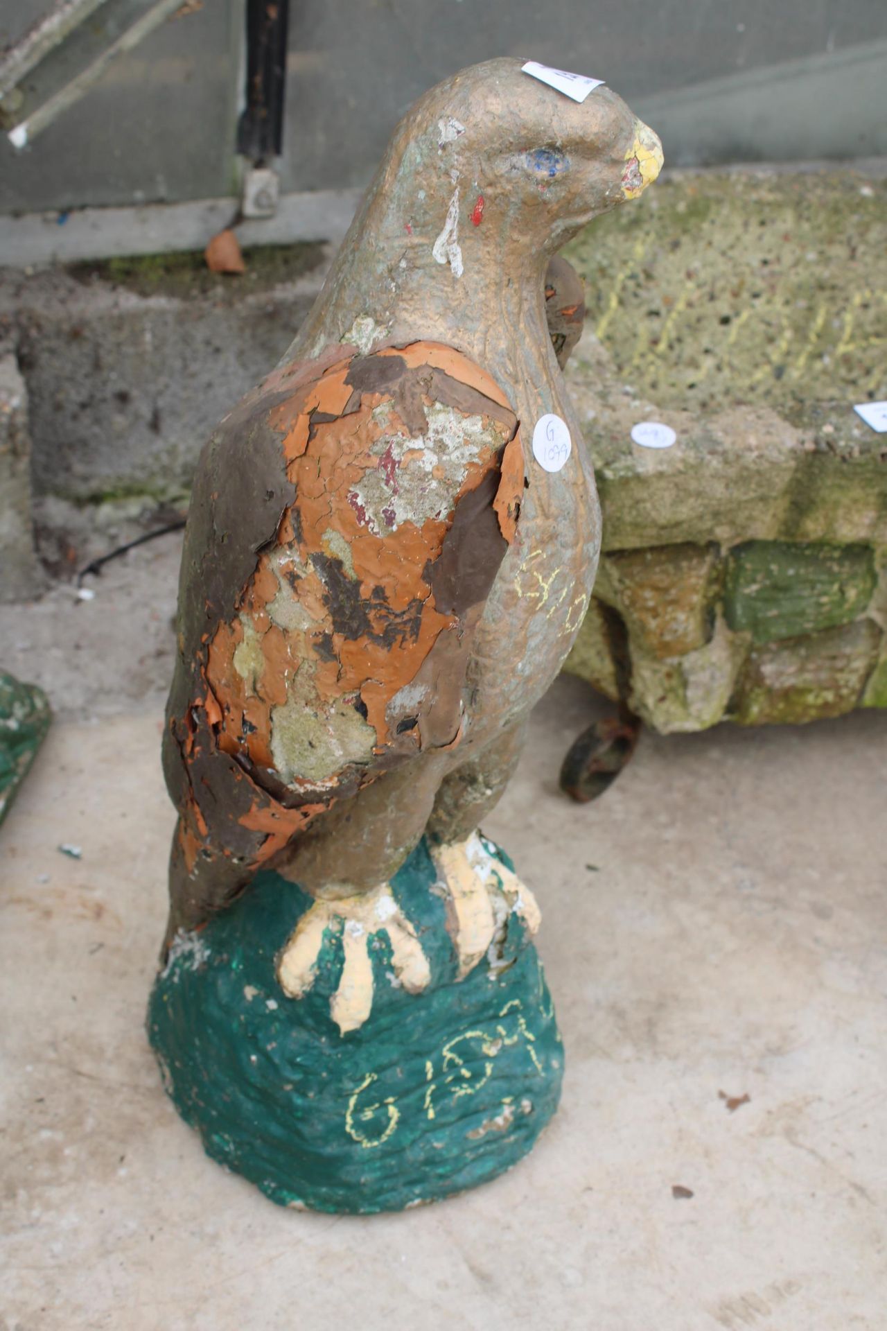 A CONCRETE EAGLE GARDEN FIGURE - Image 4 of 4