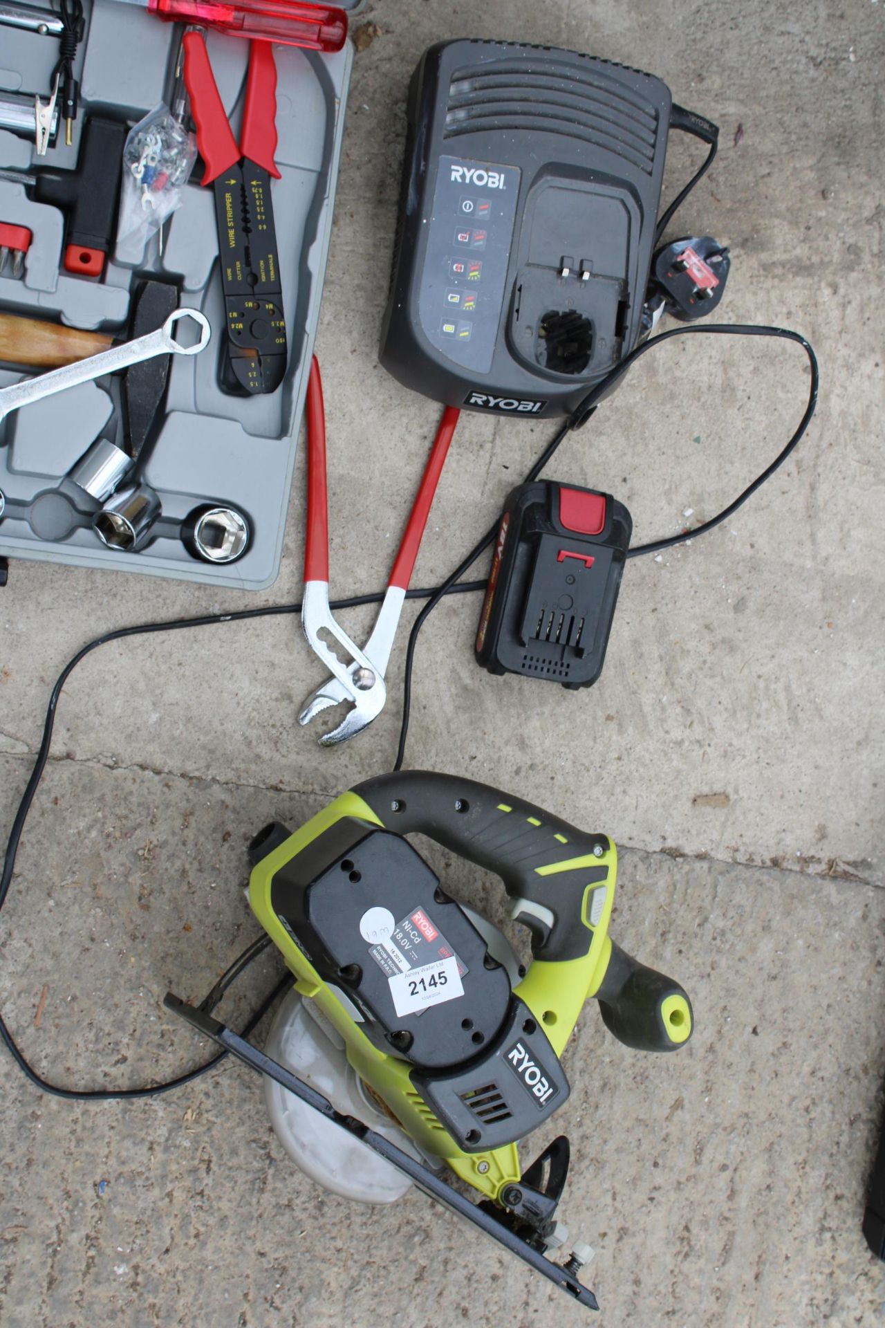 AN ASSORTMENT OF TOOLS TO INCLUDE A RYOBI CIRCULAR SAW AND A TOOL SET - Image 2 of 3