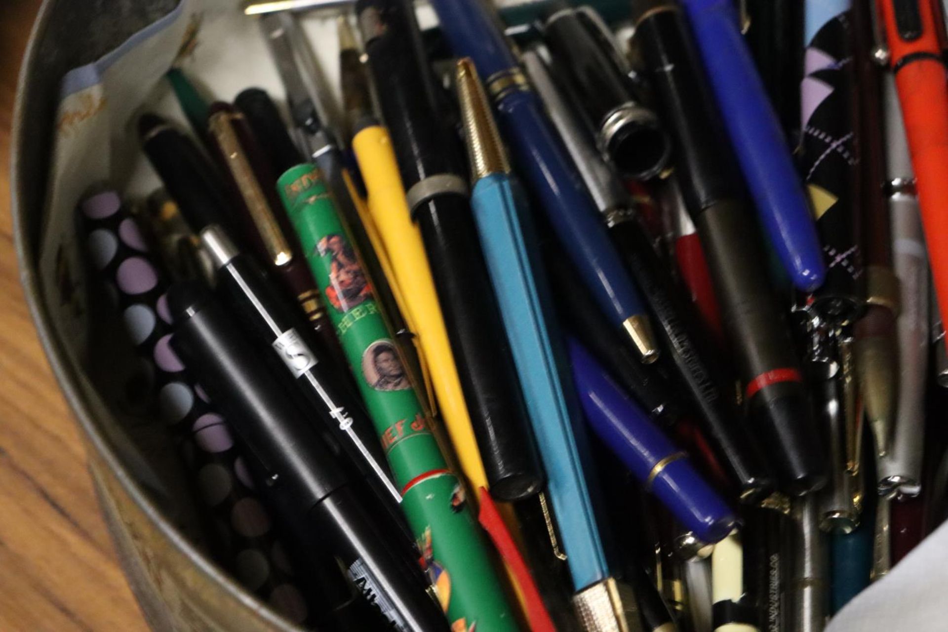 A LARGE COLLECTION OF VINTAGE FOUNTAIN AND BALLPOINT PENS - Image 3 of 4
