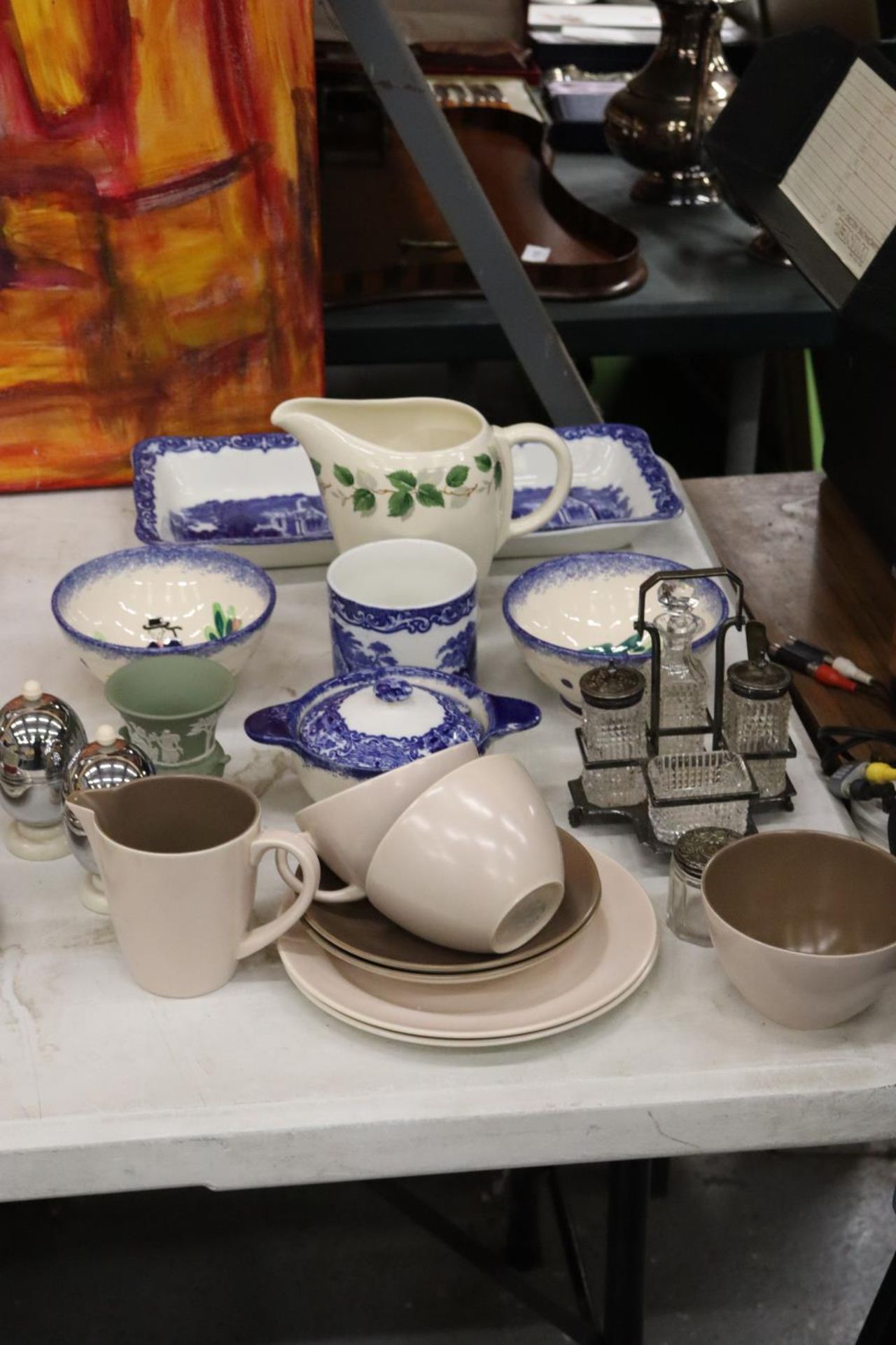 A QUANTITY OF CERAMICS TO INCLUDE ABBEY 'SHREEDED WHEAT DISHES', GRINDLEY VASE, POOLE POTTERY