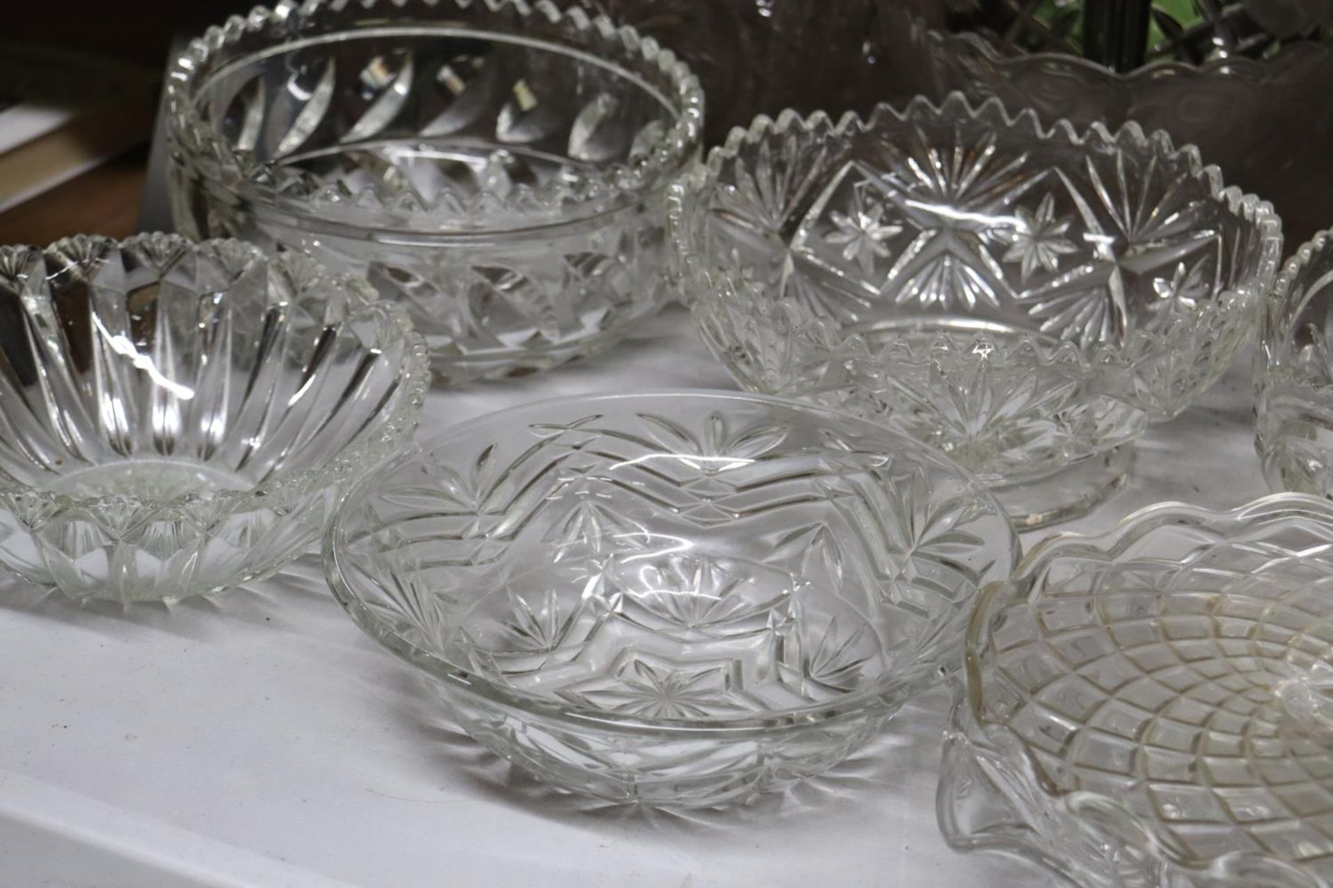 A QUANTITY OF GLASS FOOTED CAKE STANDS AND BOWLS - Bild 4 aus 5