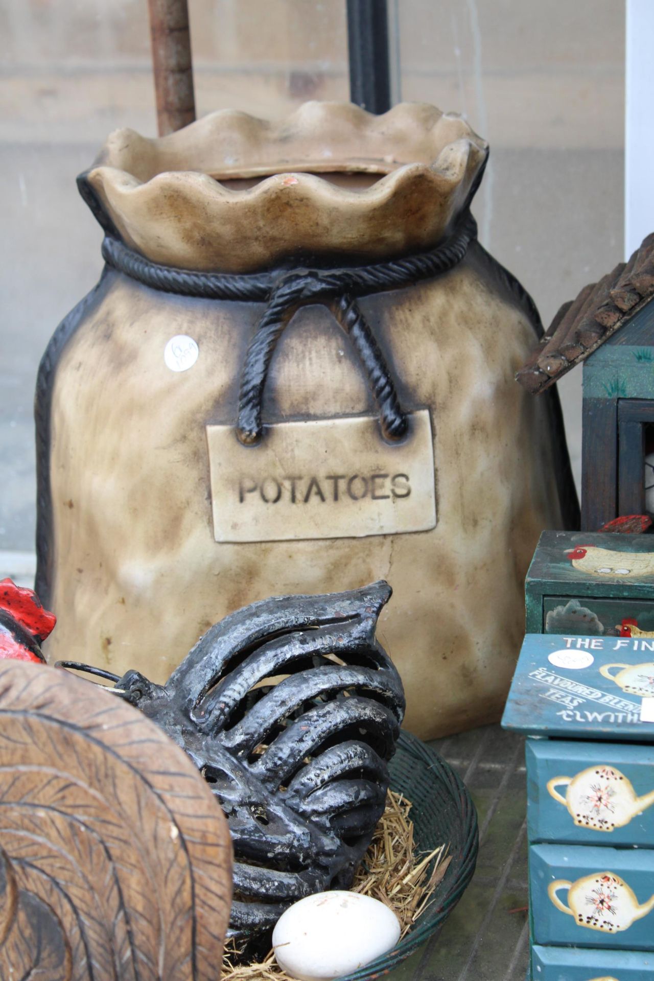 AN ASSORTMENT OF DECORATIVE ITEMS TO INCLUDE A PLASTIC POTATO SACK, A CAST IRON CHICKEN - Image 4 of 6