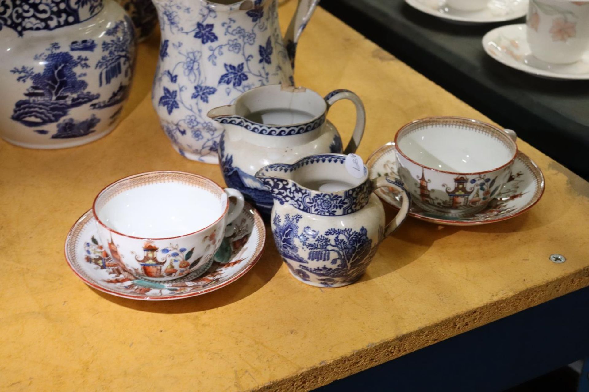 A QUANTITY OF CERAMICS TO INCLUDE TWO ORIENTAL CUPS AND SAUCERS, A PAIR OF BLUE AND WHITE FIRESIDE - Bild 4 aus 5