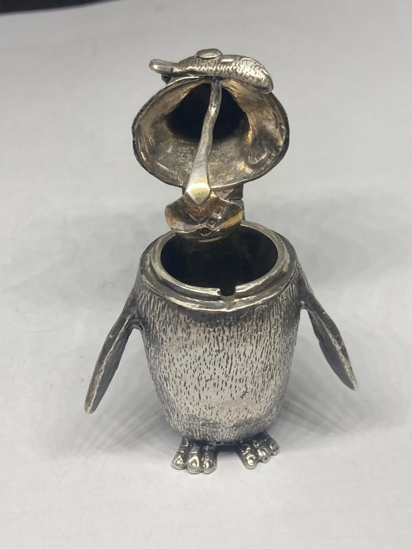A HALLMARKED LONDON SILVER CRUET SET IN THE FORM OF THREE PENGUINS GROSS WEIGHT 279.3 GRAMS - Image 6 of 11