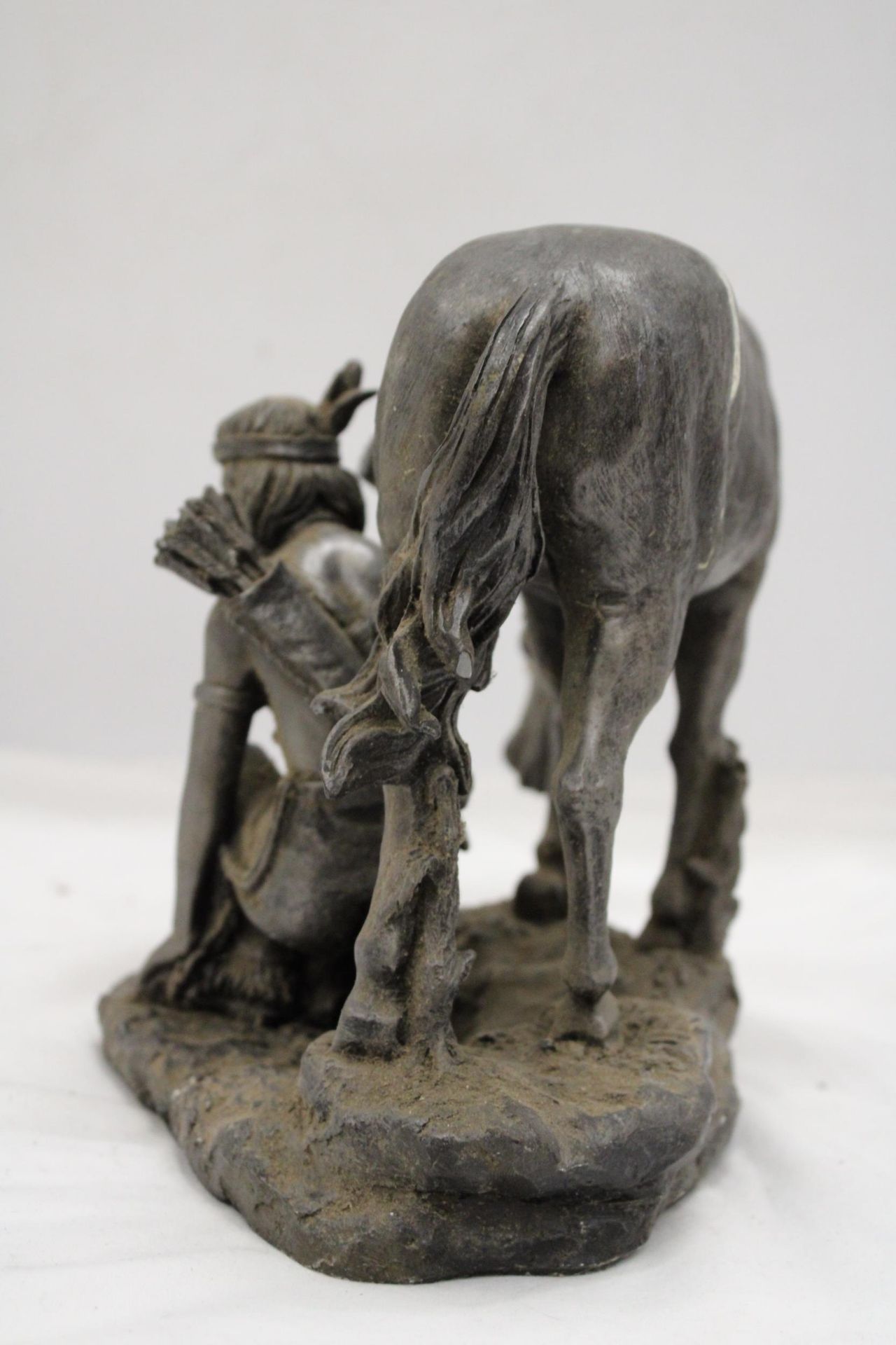 A LARGE HEAVY SOLID NATIVE AMERICAN AND HIS HORSE, HEIGHT 20CM, LENGTH 30CM - Bild 5 aus 5