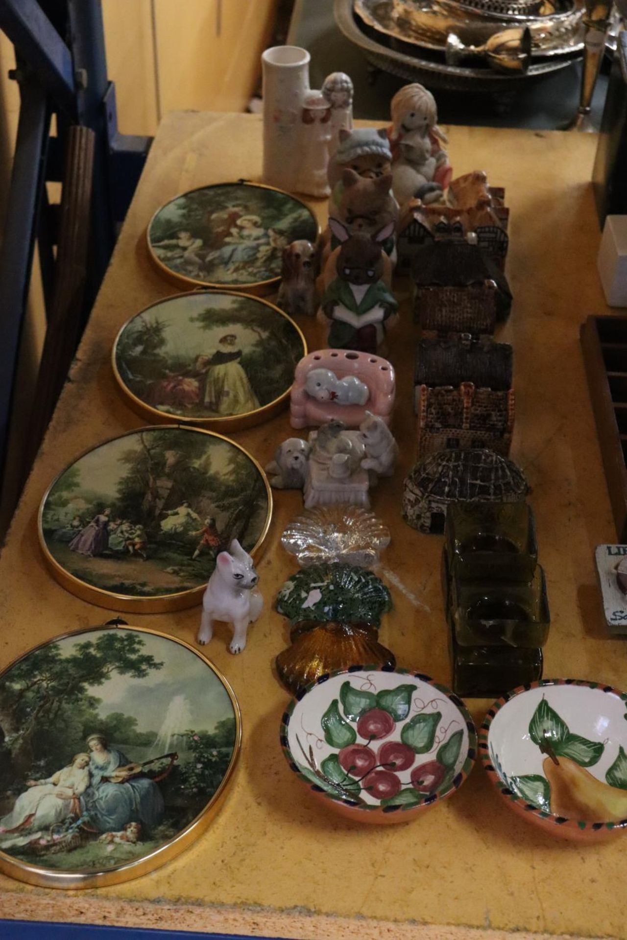 A MIXED LOT TO INCLUDE FIGURES, CERAMIC HOUSES, WALL PLAQUES, GLASS SHELLS, ETC.,