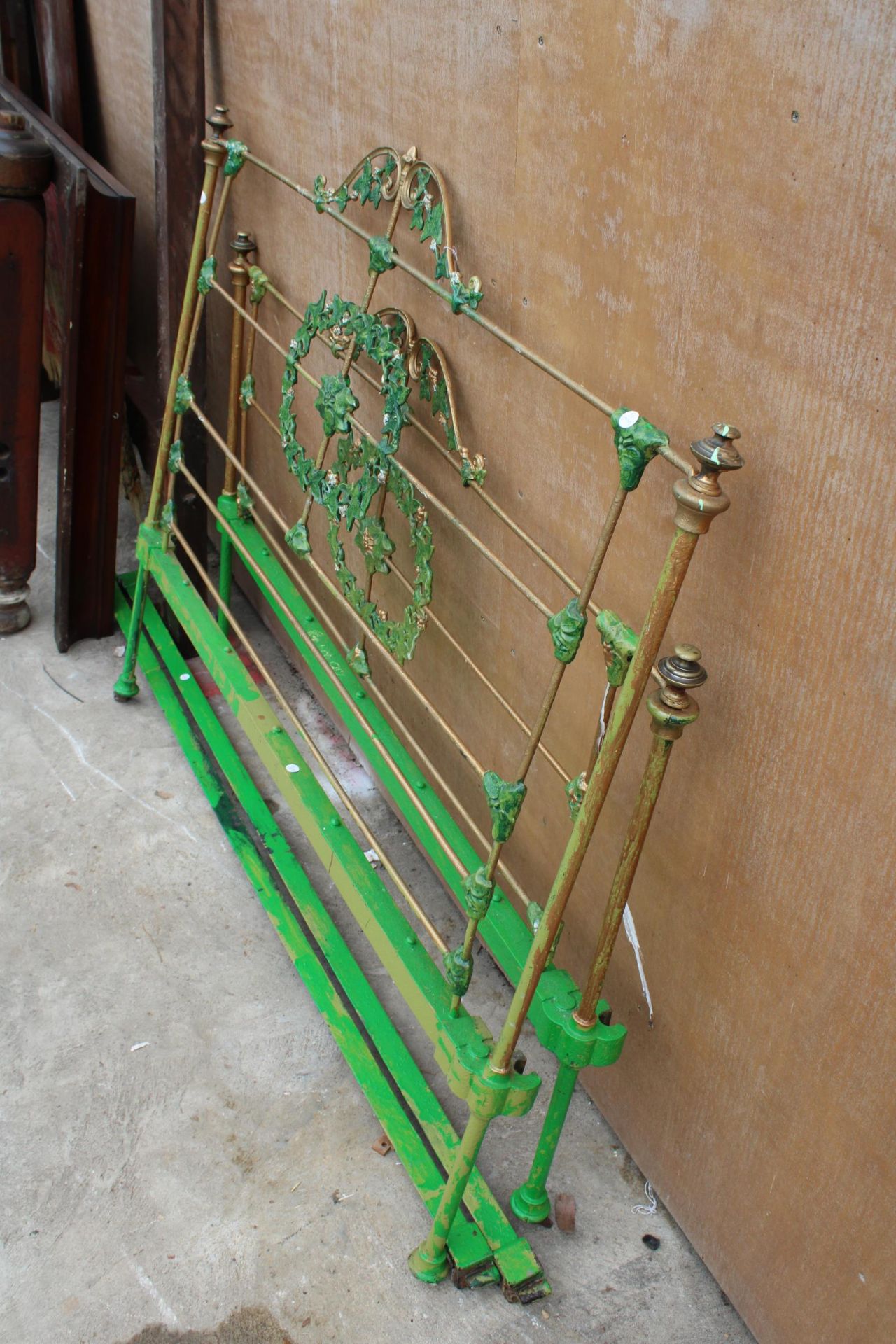 A BRASS AND IRON 4'6" BEDSTEAD DECORATED WITH LEAVES - Image 2 of 3
