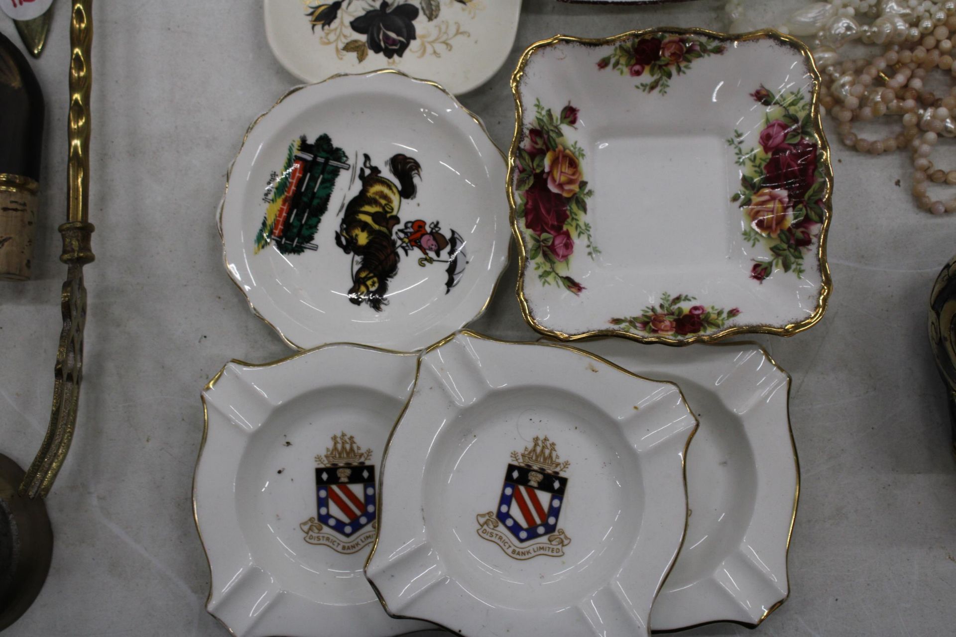 A QUANTITY OF CERAMIC AND CHINA PIN TRAYS TO INCLUDE ROYAL ALBERT 'OLD COUNTRY ROSES', ETC - Image 2 of 6