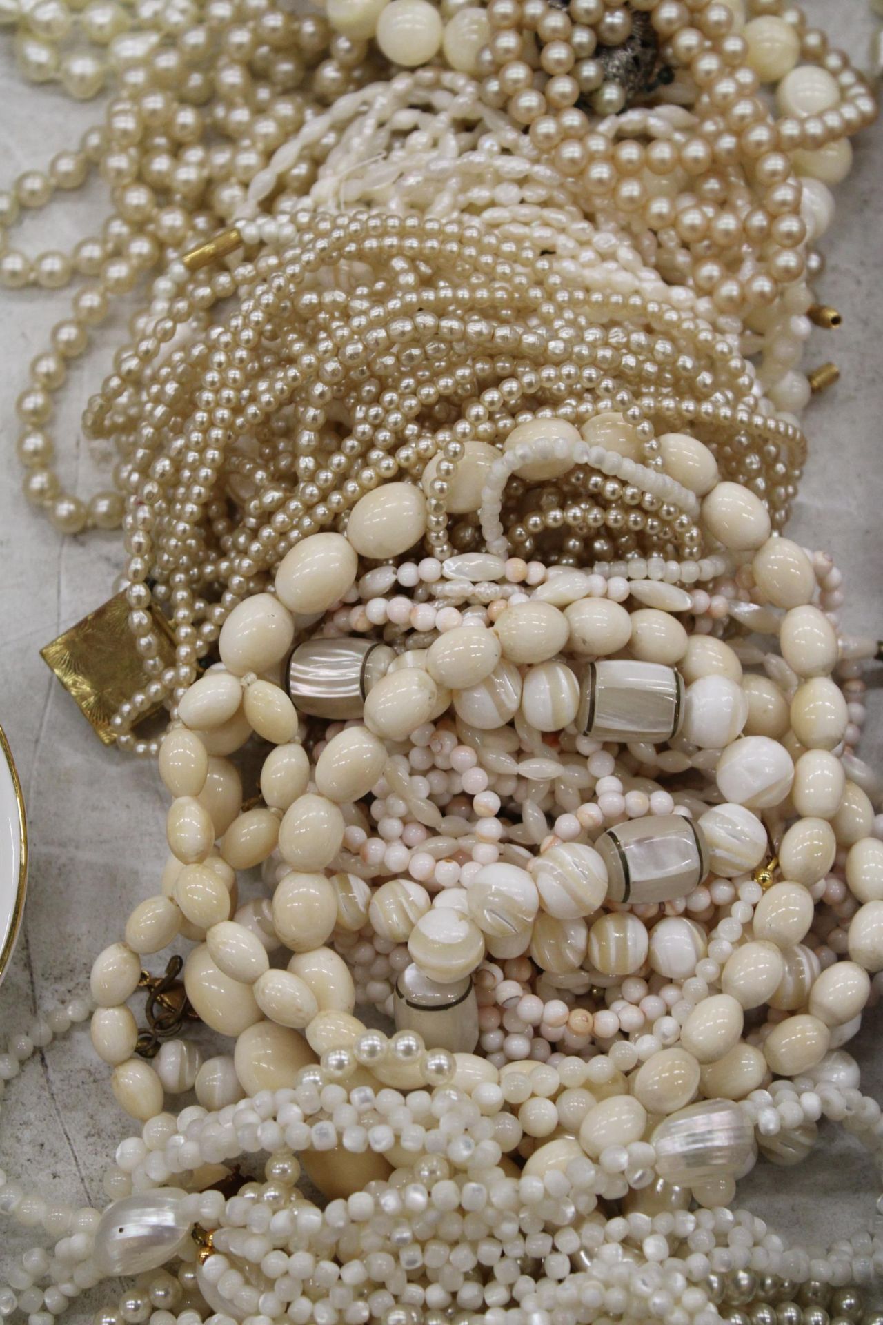 A QUANTITY OF WHITE AND CREAM COSTUME JEWELLERY NECKLACES - Image 3 of 5