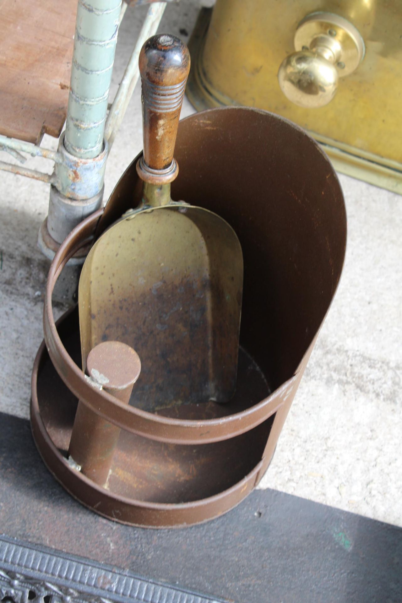 AN ASSORTMENT OF FIRESIDE ITEMS TO INCLUDE A DECORATIVE CAST IRON FENDER, A COAL SHOVEL AND A - Image 3 of 3